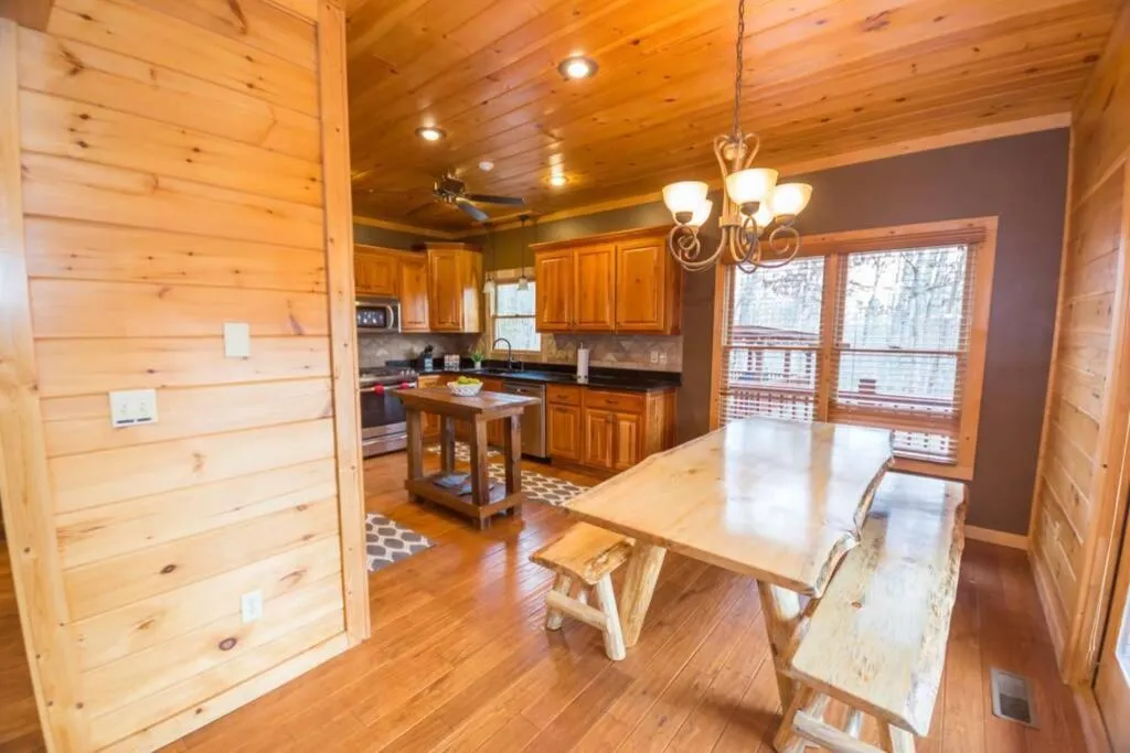 Secluded Cabin near Downtown Blue Ridge