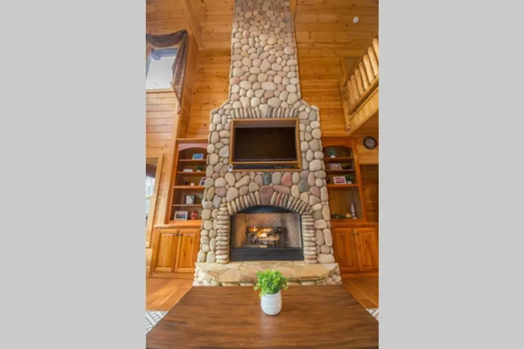 Secluded Cabin near Downtown Blue Ridge