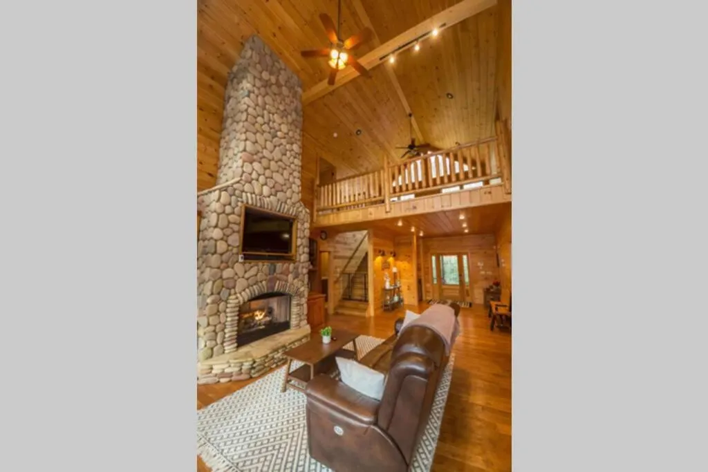 Secluded Cabin near Downtown Blue Ridge