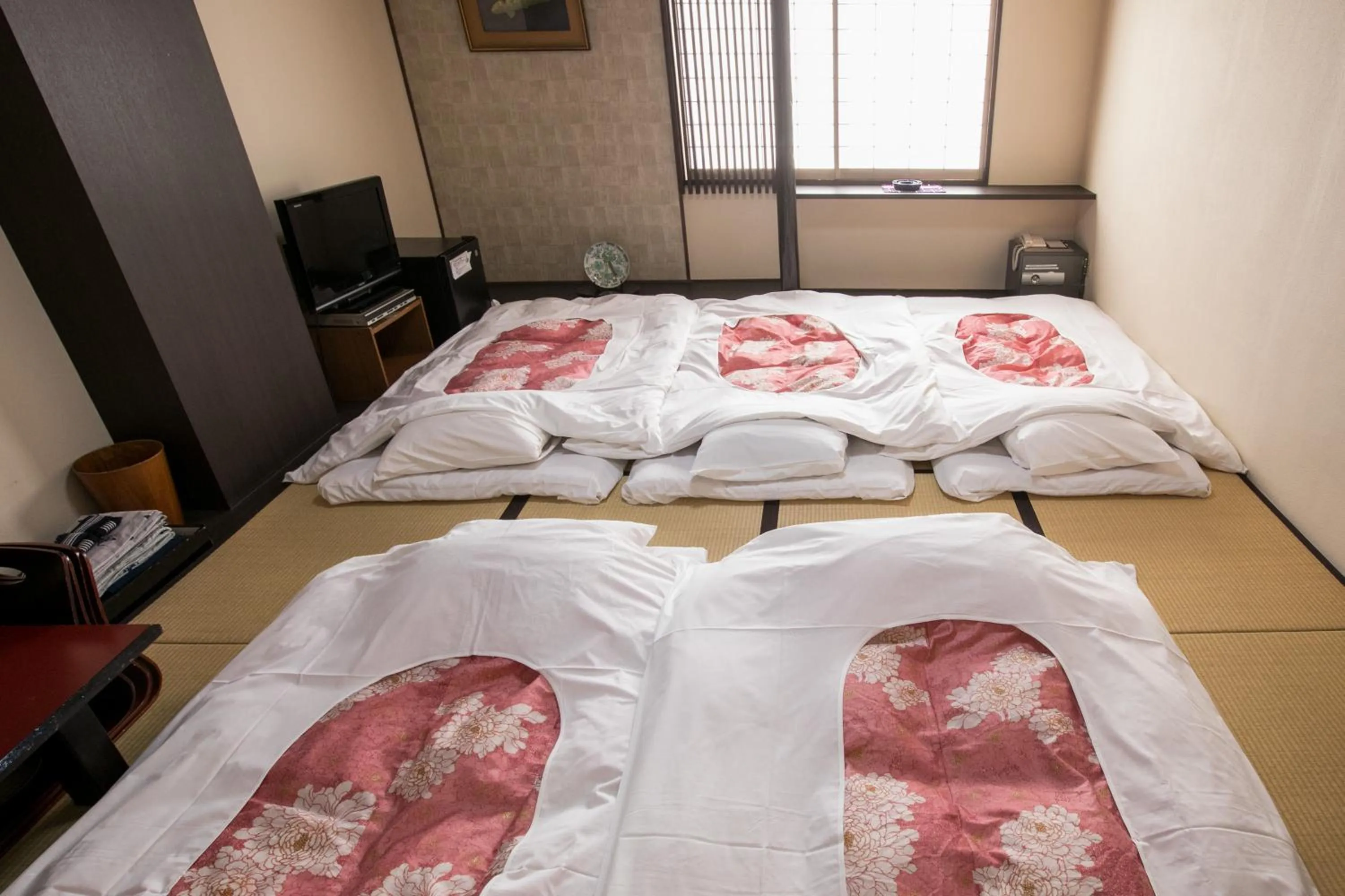 Photo of the whole room, Bed in Hotel New Tsuruta