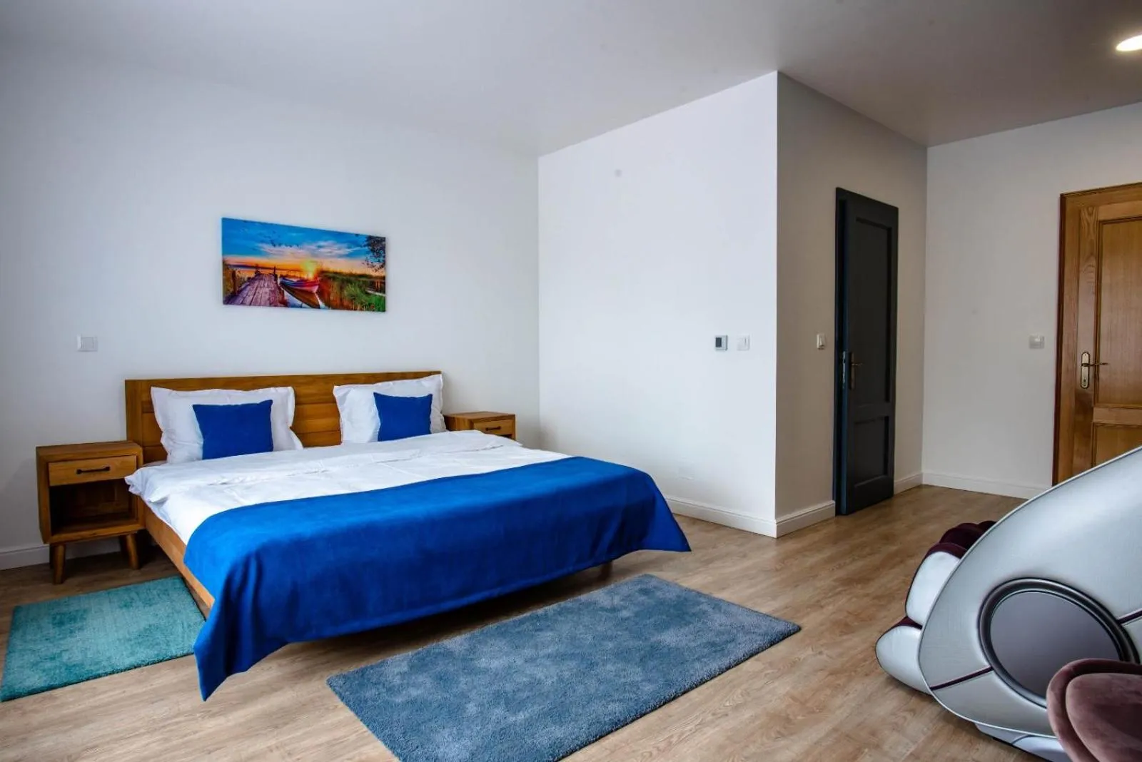 Photo of the whole room, Bed in English House