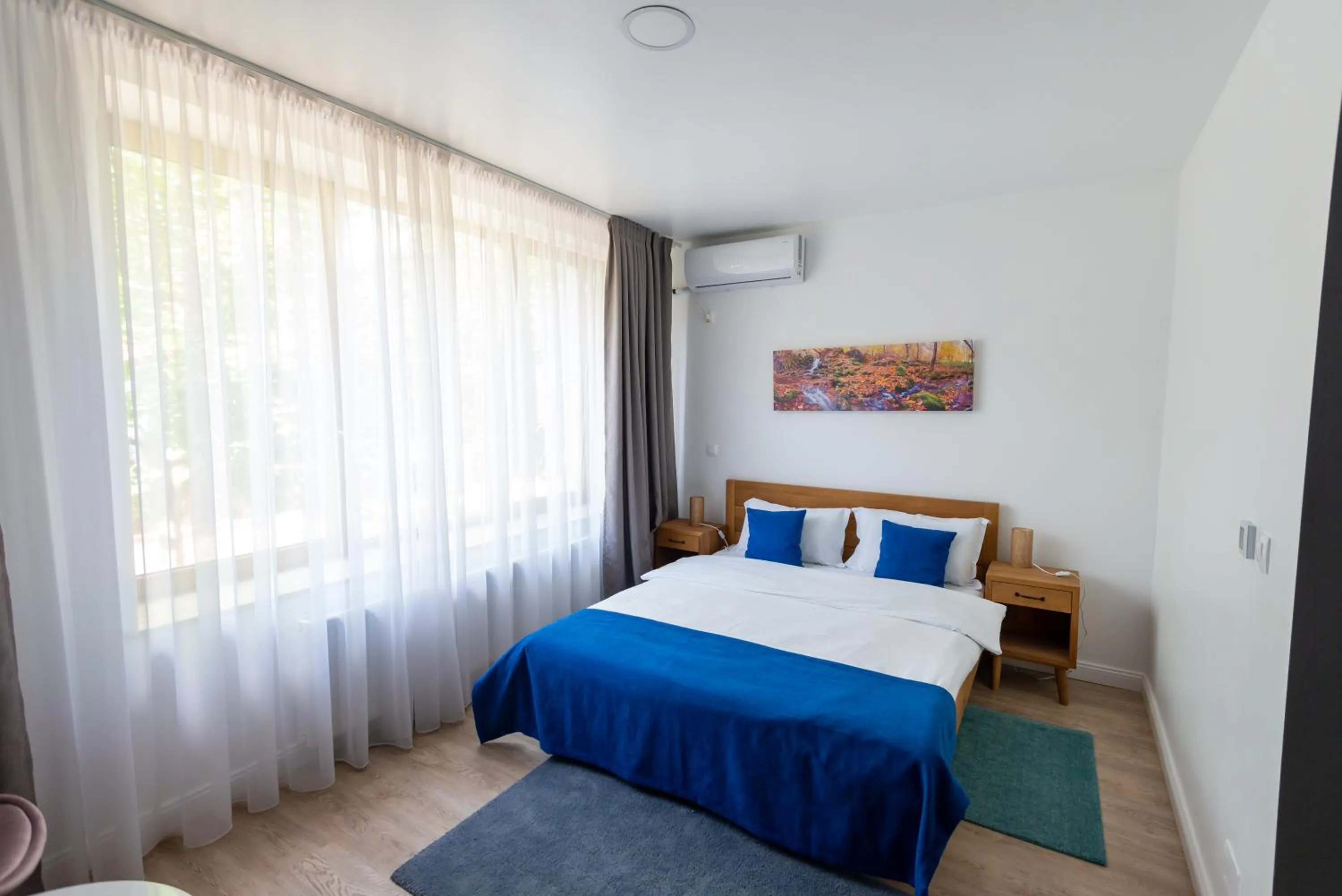 Photo of the whole room, Bed in English House