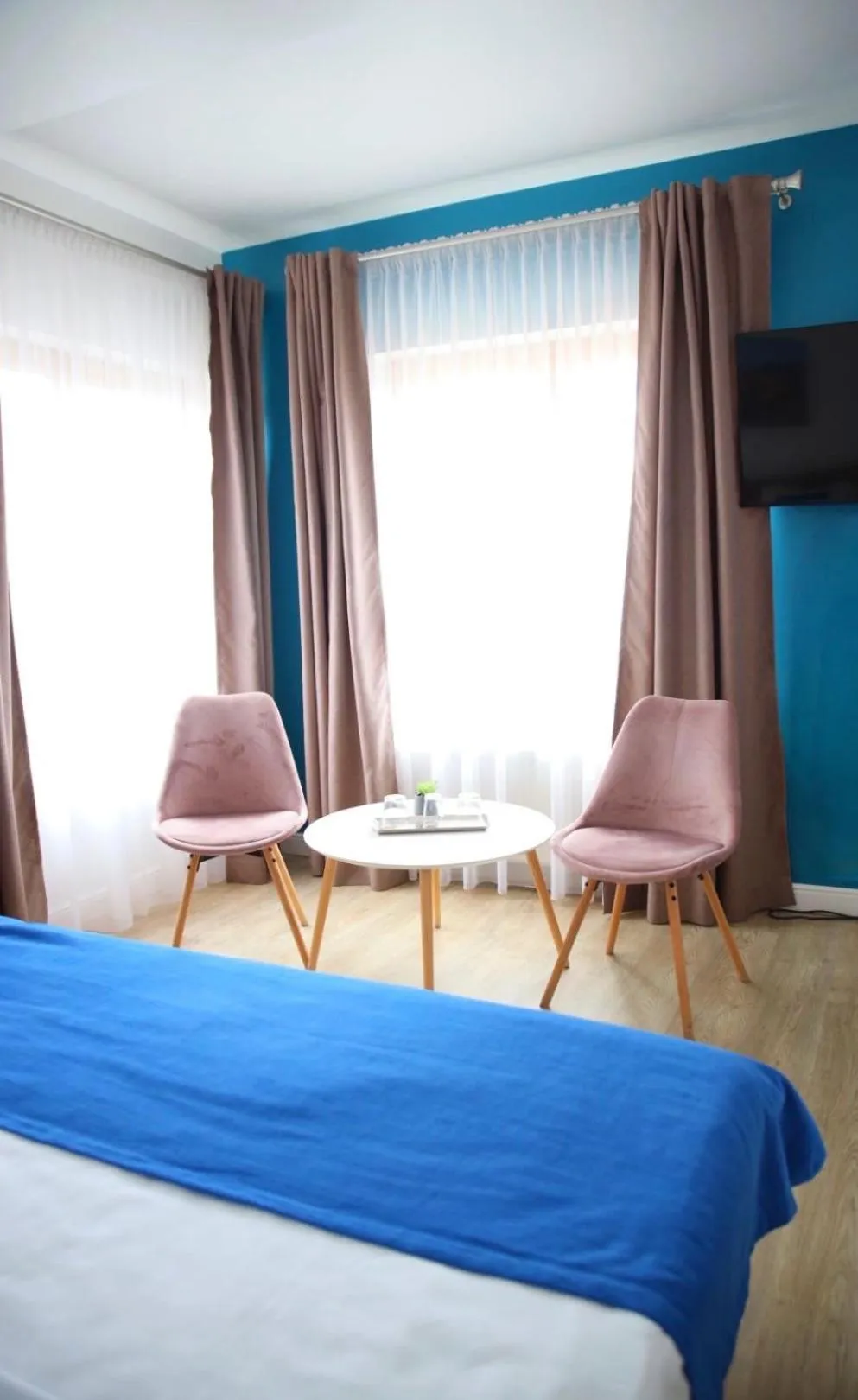 Photo of the whole room, Bed in English House