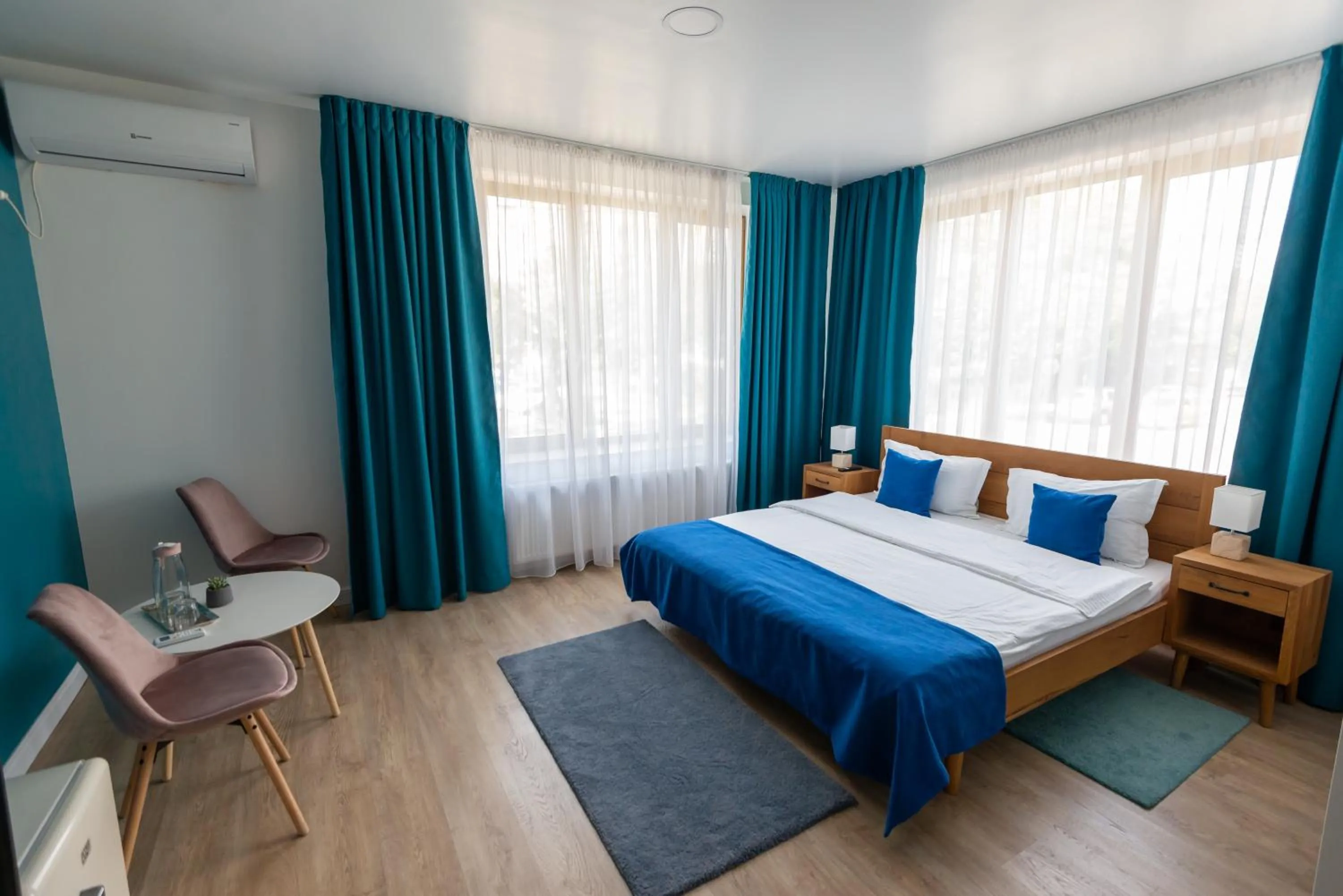 Photo of the whole room, Bed in English House