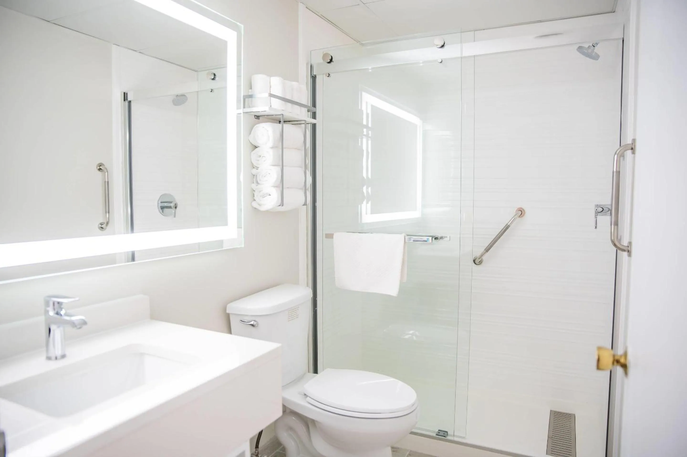 Bedroom in Heritage House Inn on Cape Cod, an Ascend Collection Hotel