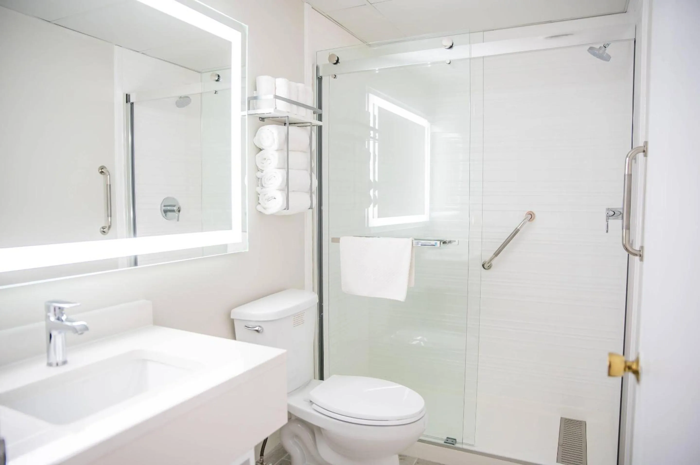 Bedroom in Heritage House Inn on Cape Cod, an Ascend Collection Hotel