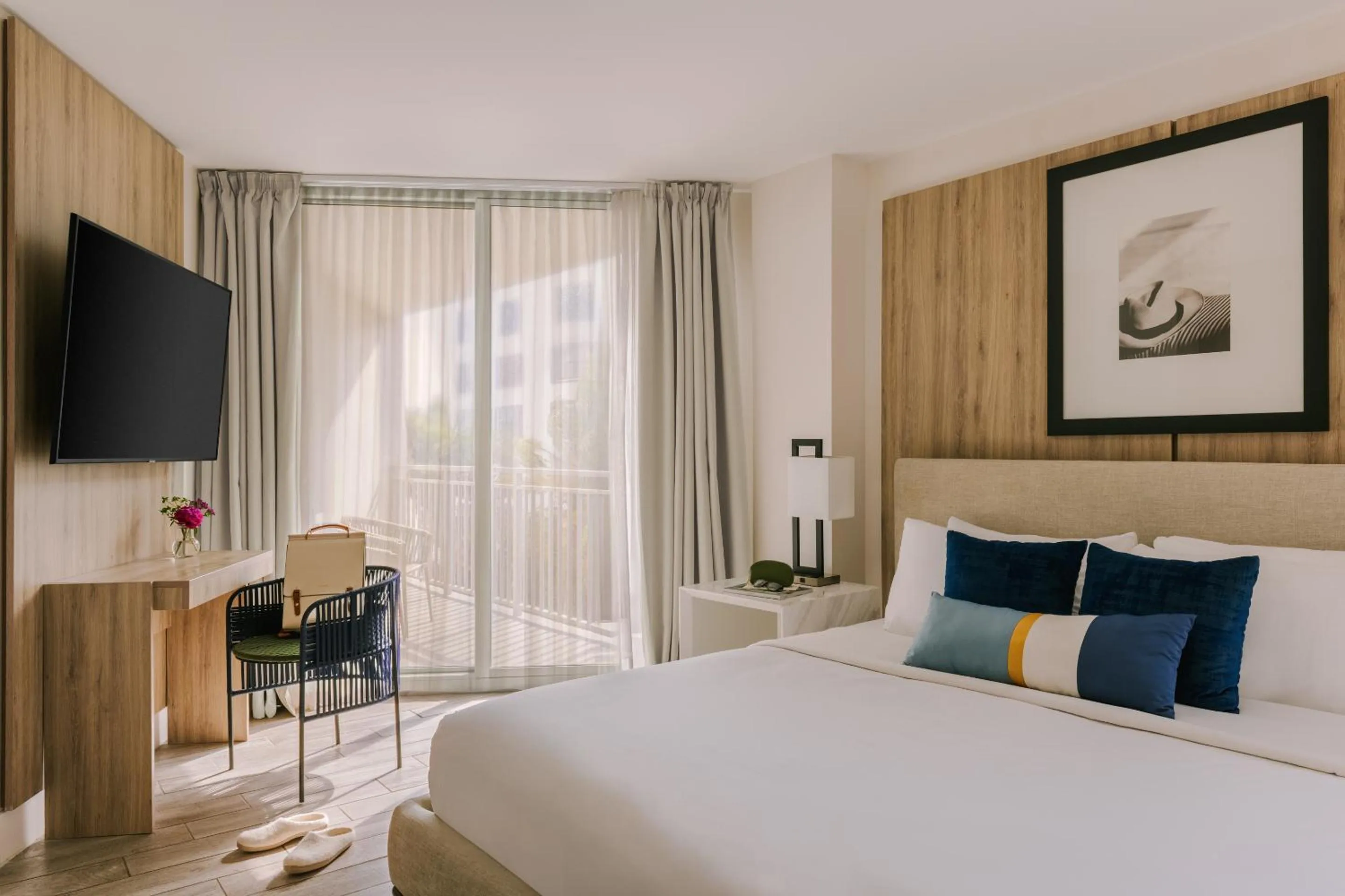 King Room - Disability Access in Hillsboro Beach Resort by Kasa