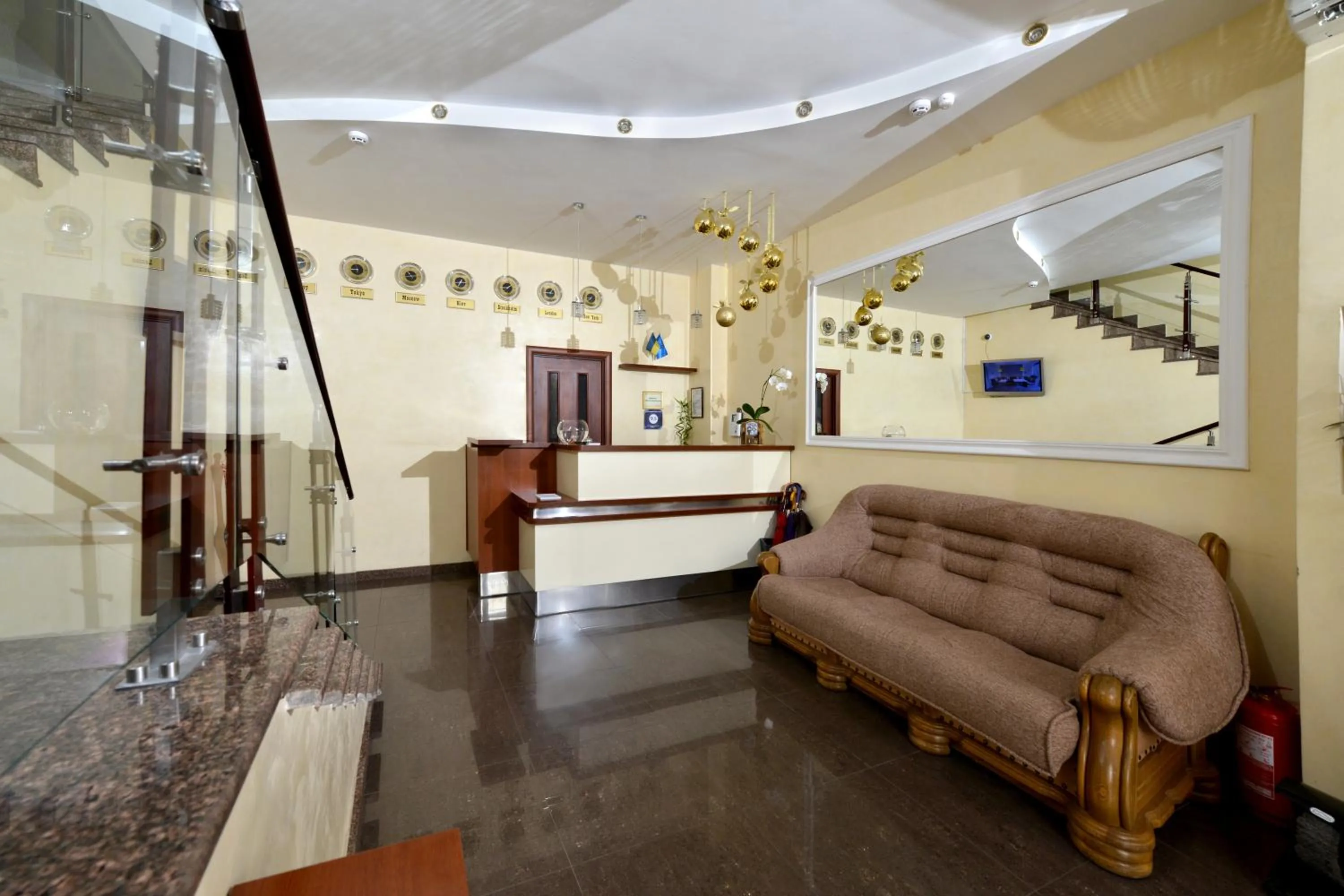 Photo of the whole room in light hotel & hub
