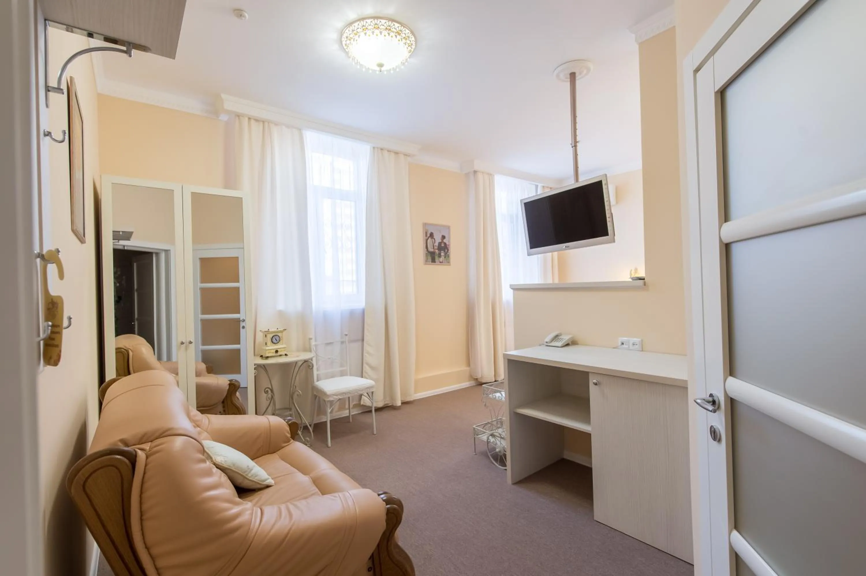 Photo of the whole room in light hotel & hub