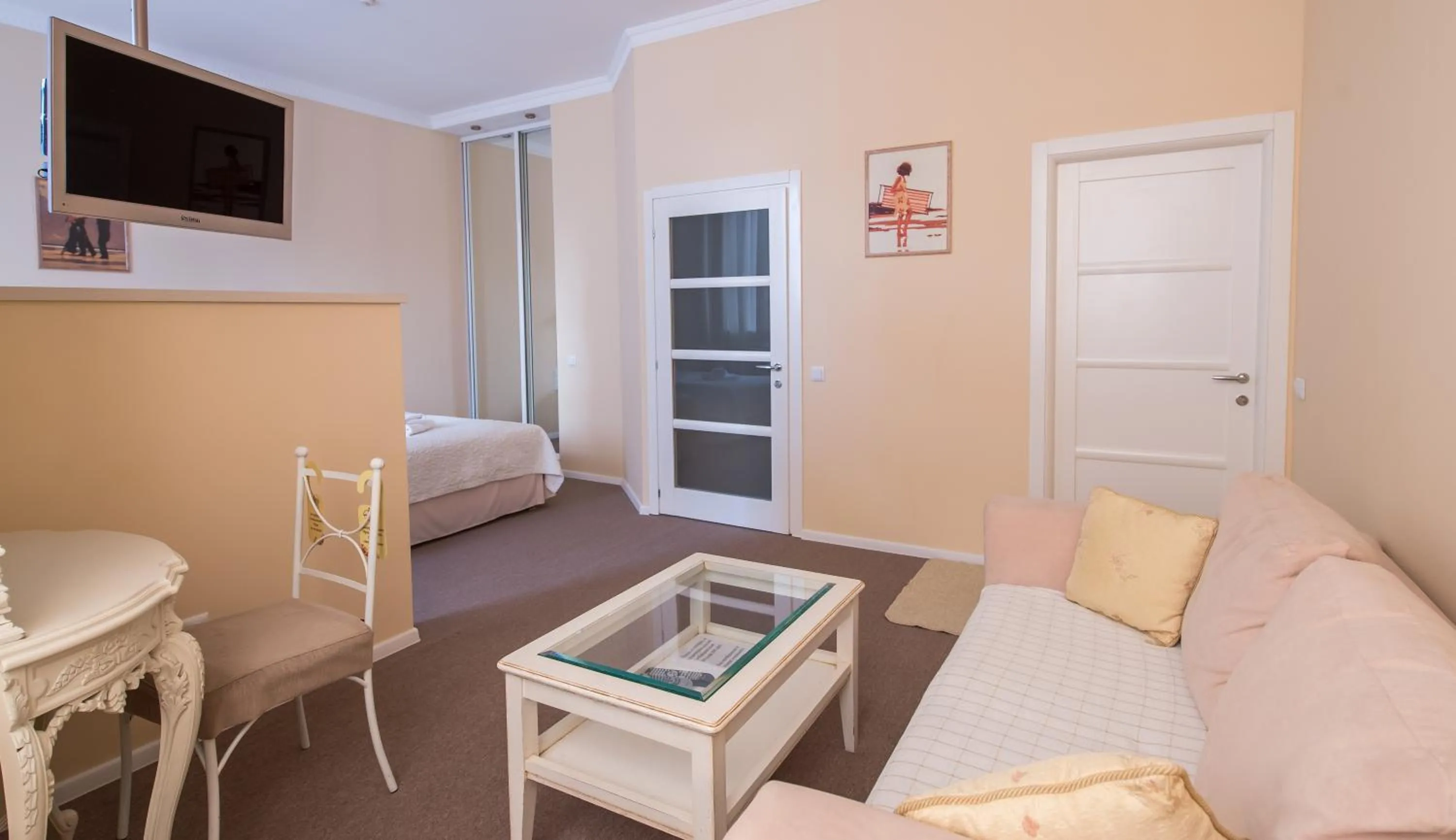 Photo of the whole room in light hotel & hub
