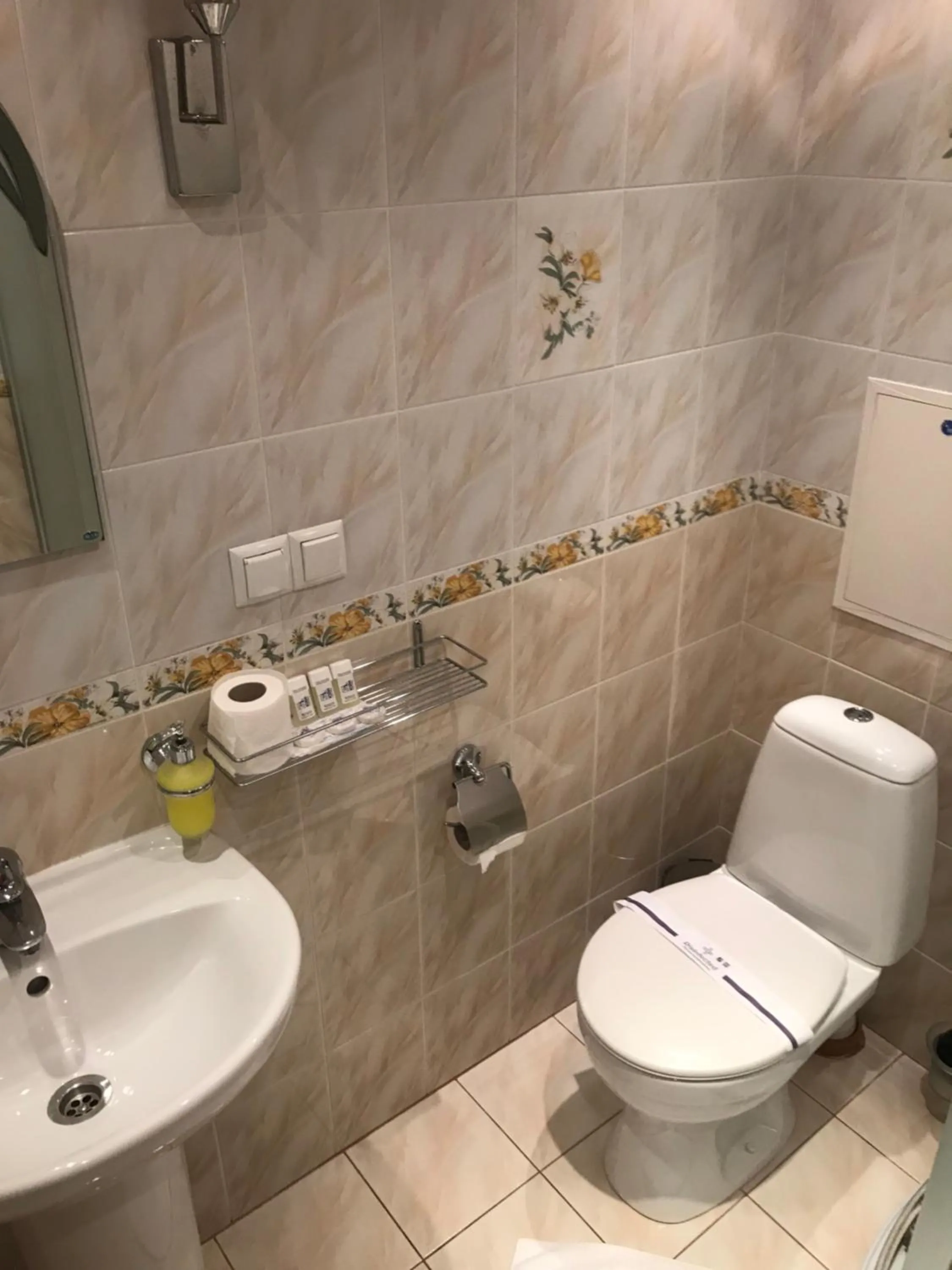 Photo of the whole room in light hotel & hub