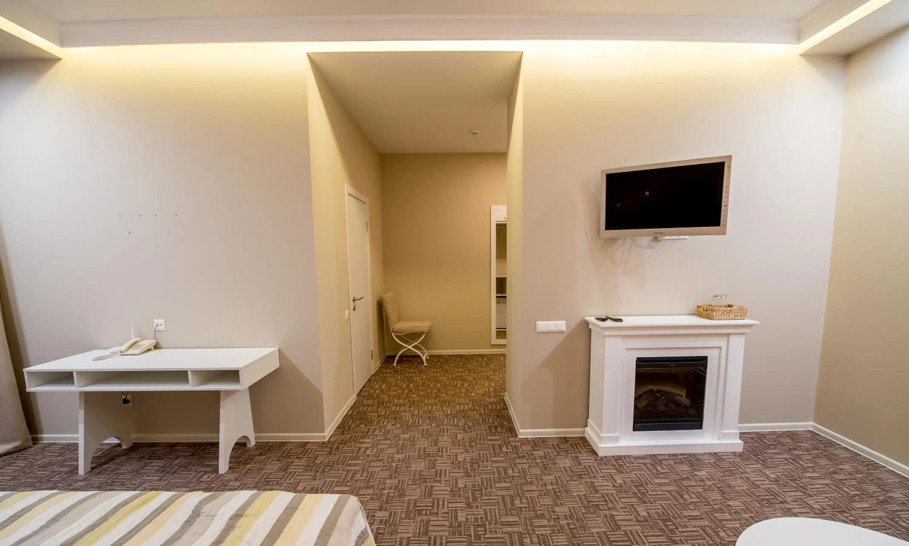 Photo of the whole room in light hotel & hub