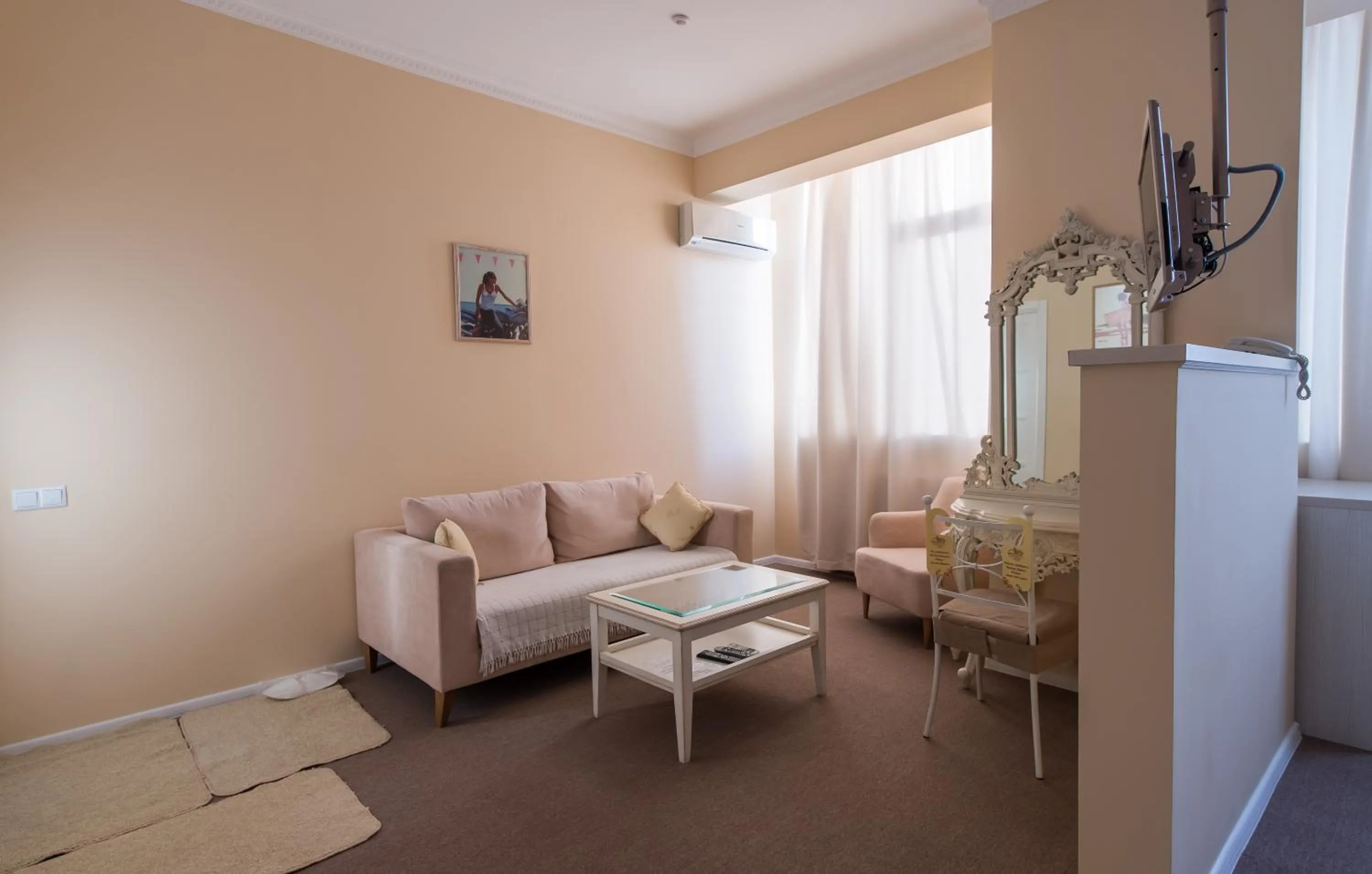 Photo of the whole room in light hotel & hub