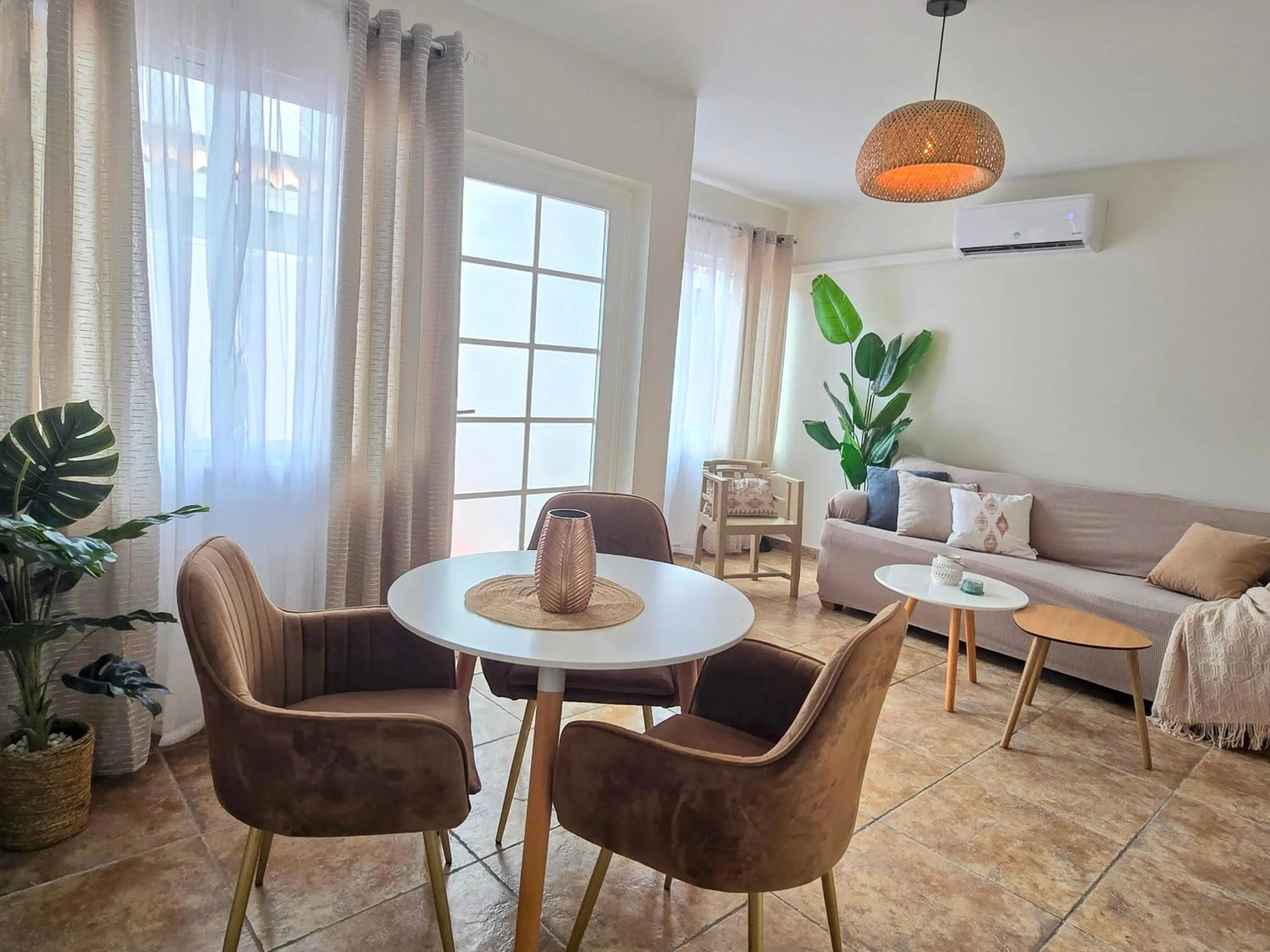 Dining area in Rooi Santo Residence