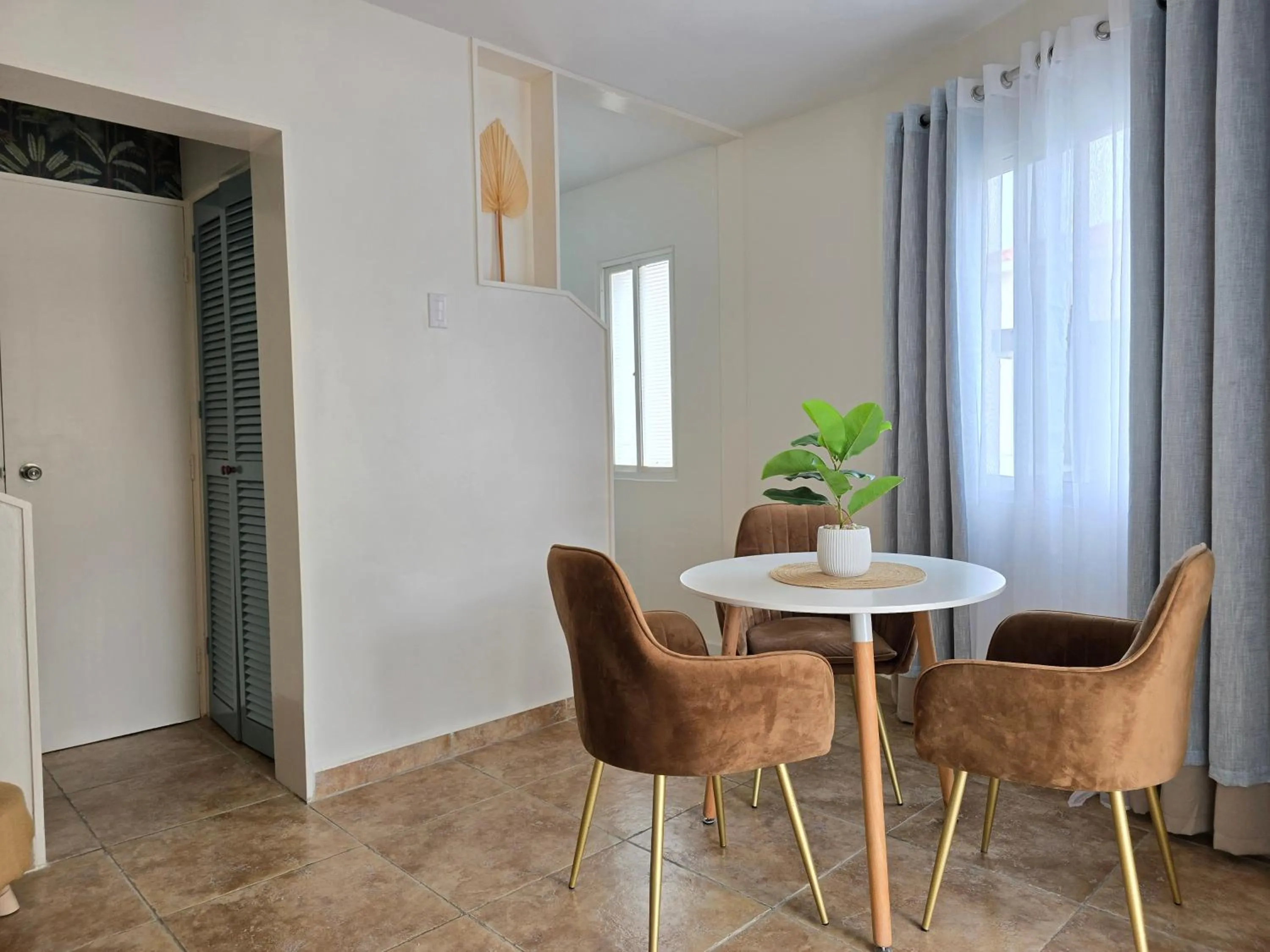 Dining area in Rooi Santo Residence