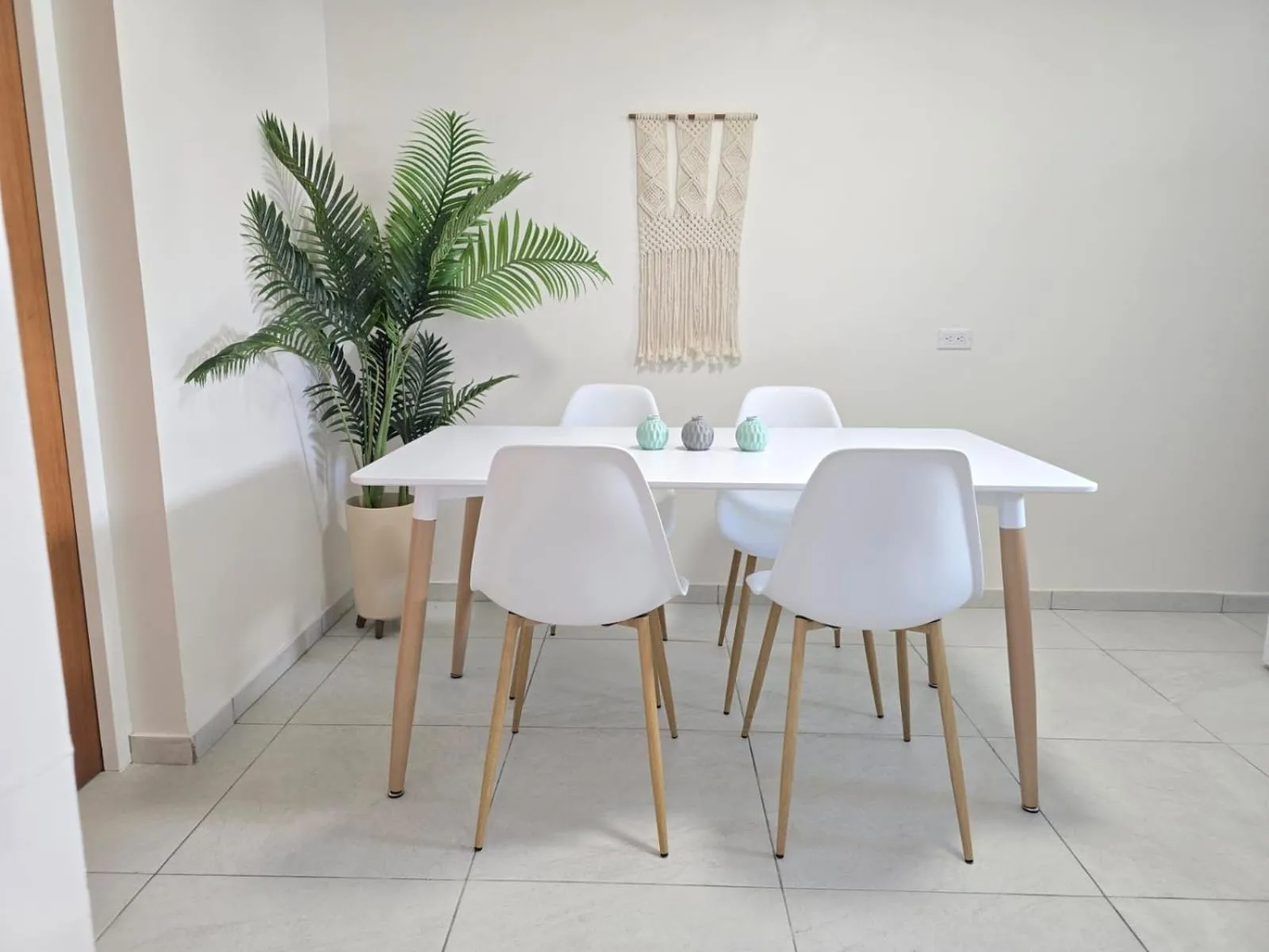 Dining area in Rooi Santo Residence