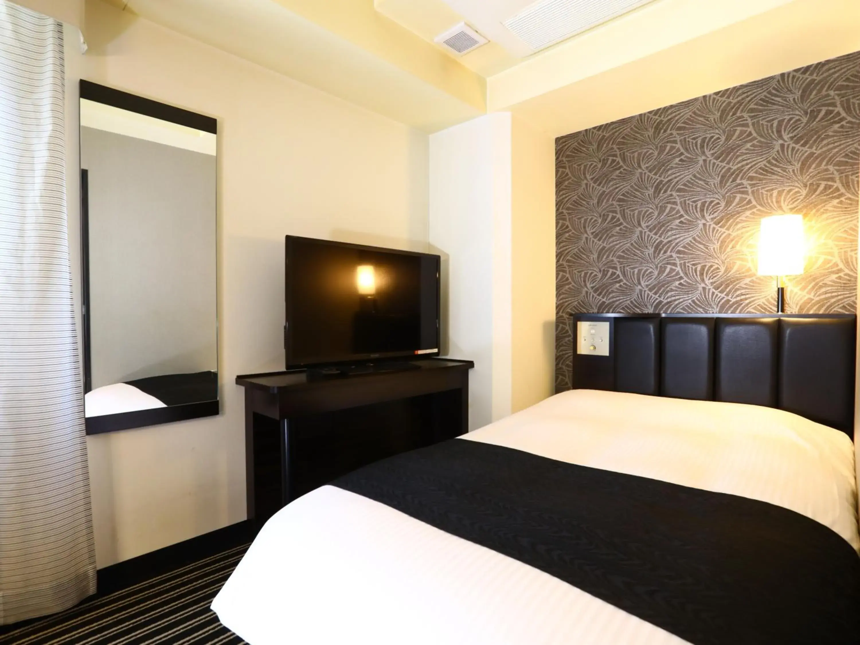 Photo of the whole room, Bed in APA Hotel Ginza Takaracho Tokyo Eki Yaesu Minamiguchi Photo of the whole room, Bed in APA Hotel Ginza Takaracho Tokyo Eki Yaesu Minamiguchi