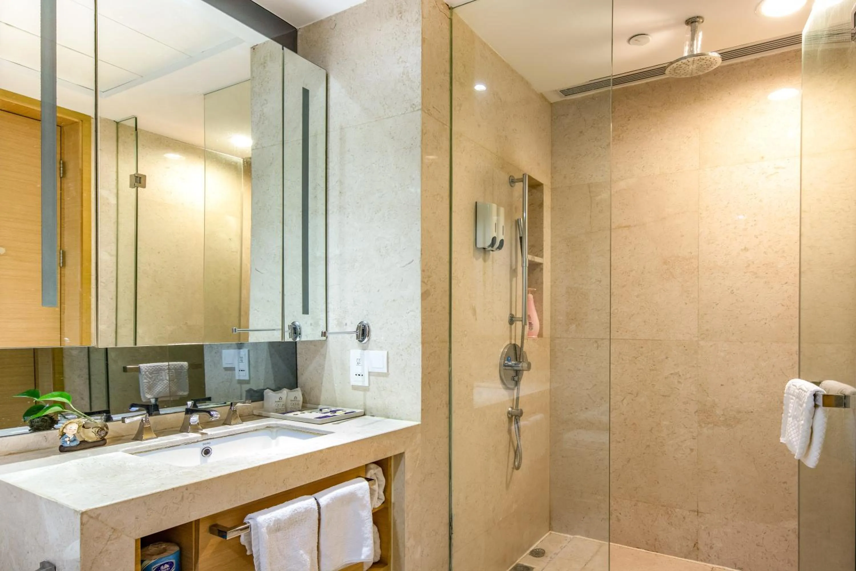 Bathroom in Guangzhou Xing Yi International Apartment - Poly World Branch