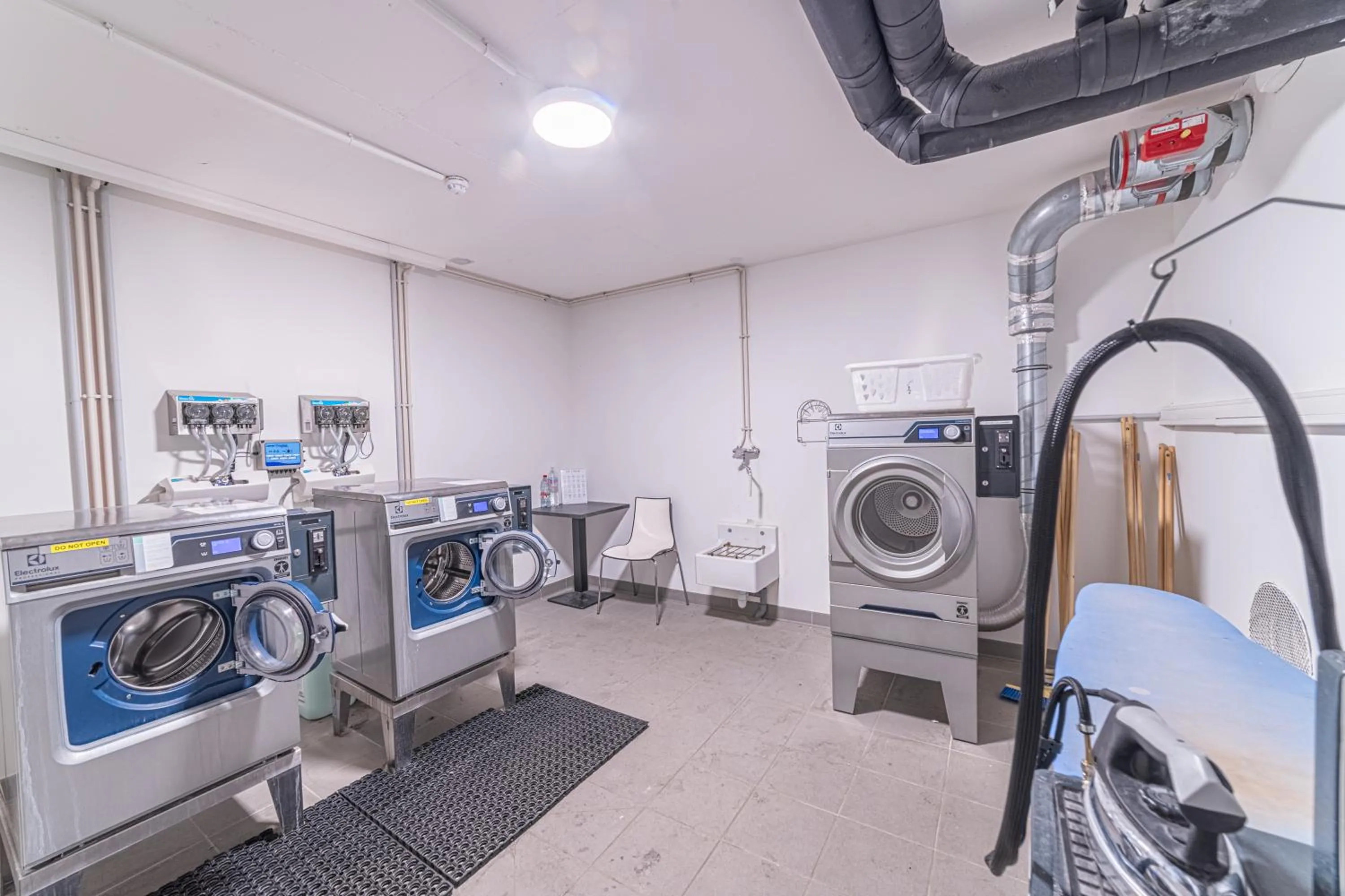 washing machine in Montempô Appart'Hôtel Bordeaux Centre - Bassins à flot