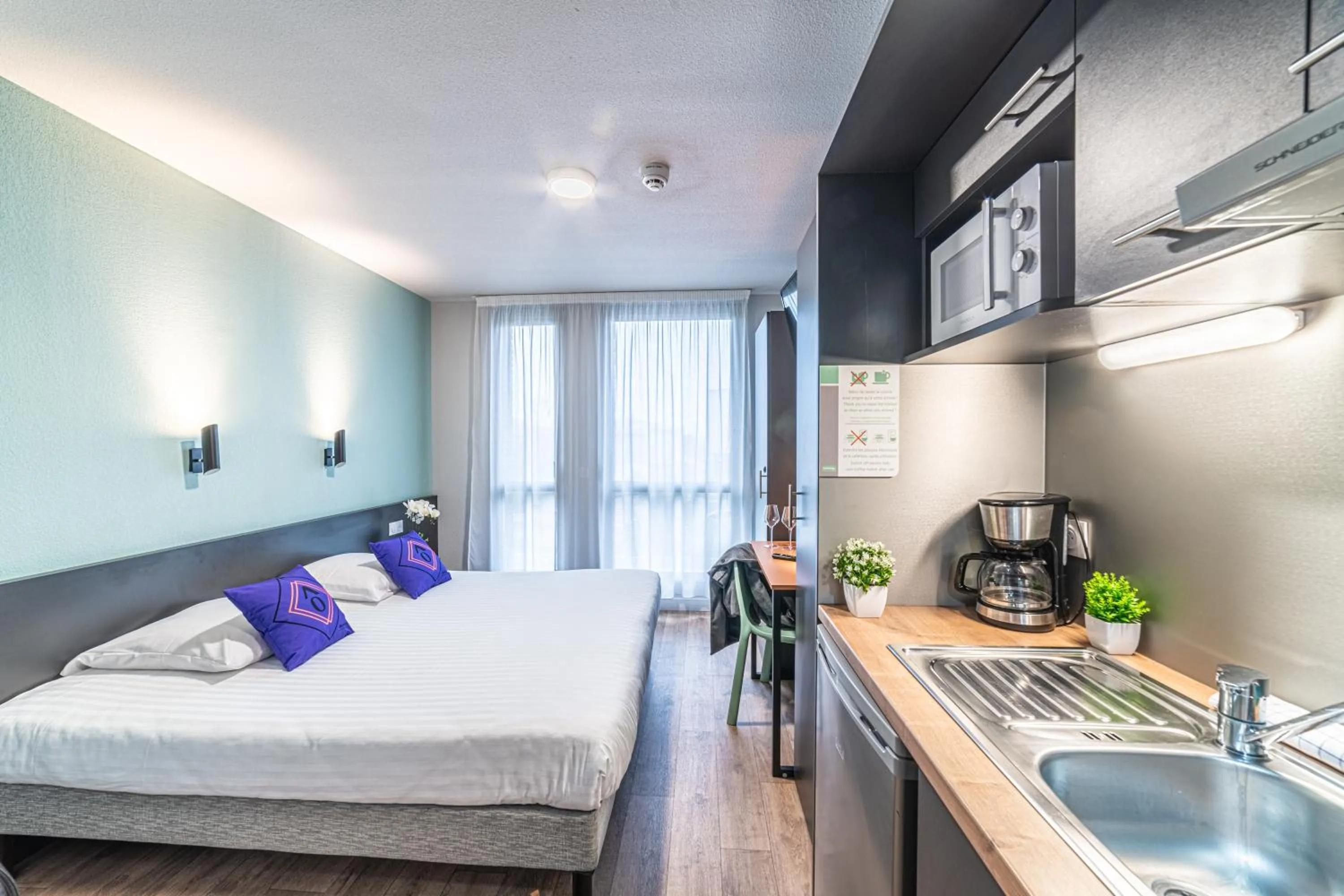 Kitchen or kitchenette, Bed in Montempô Appart'Hôtel Bordeaux Centre - Bassins à flot