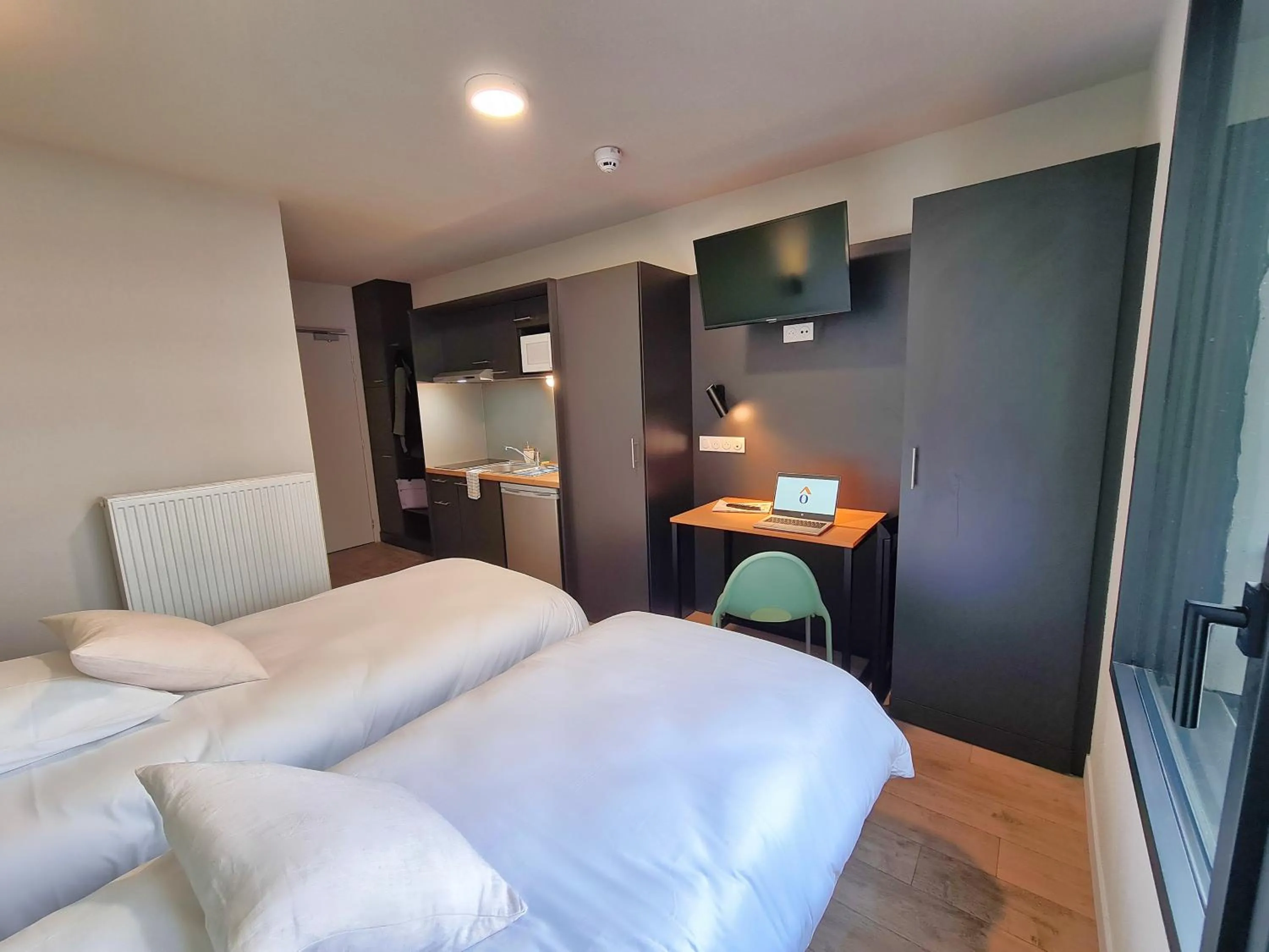 Bedroom, Bed in Montempô Appart'Hôtel Bordeaux Centre - Bassins à flot