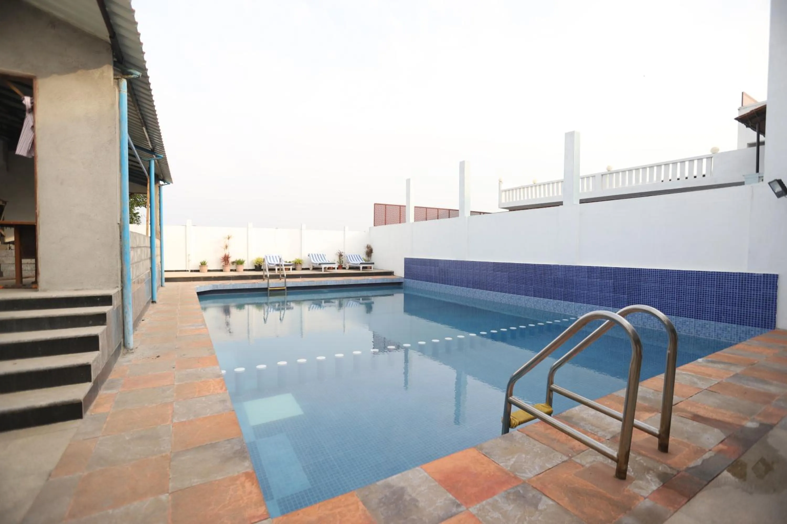 Swimming pool in Hotel BAY TREASURE