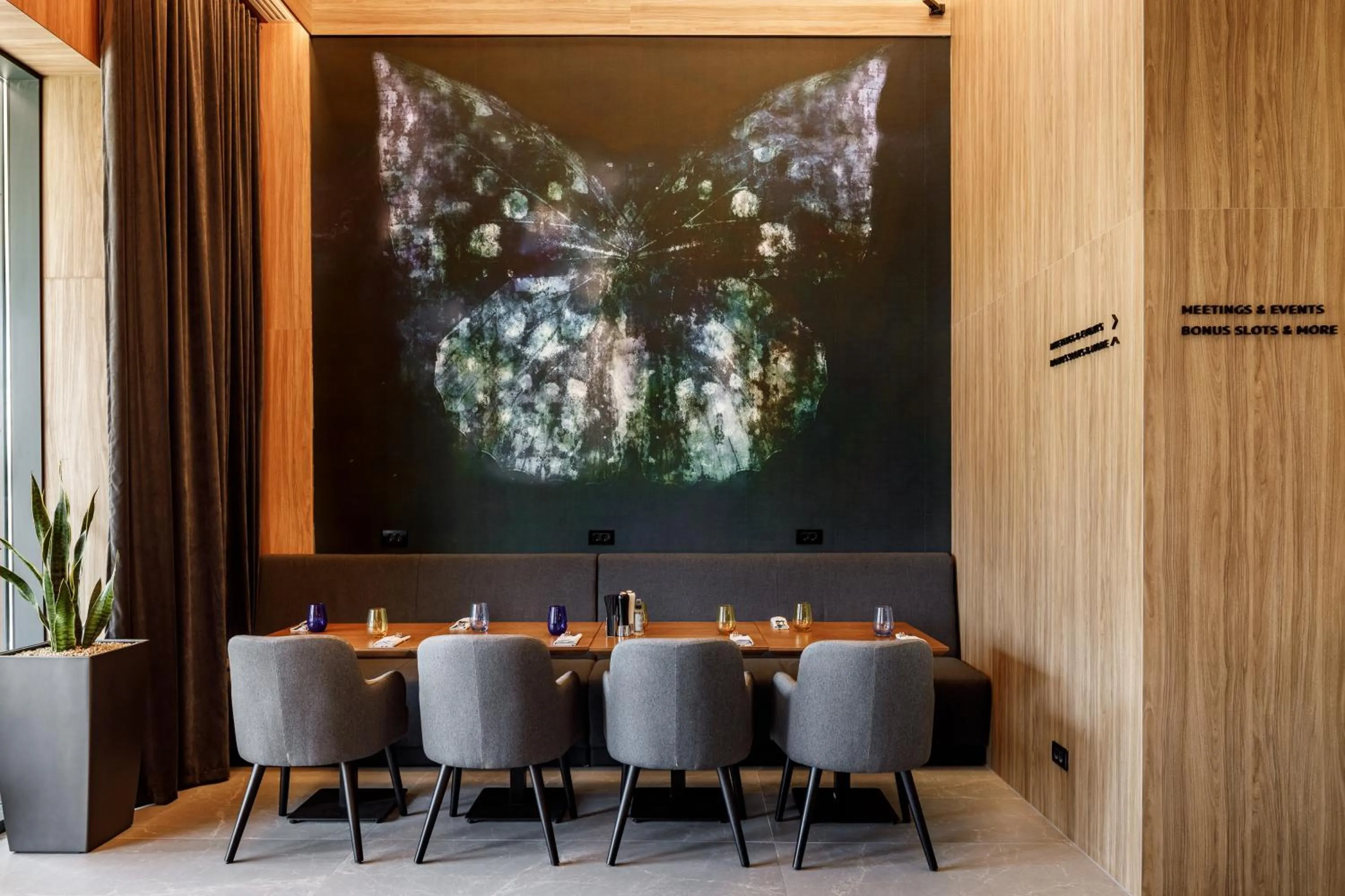 Restaurant/places to eat in Qosmo Brasov Hotel