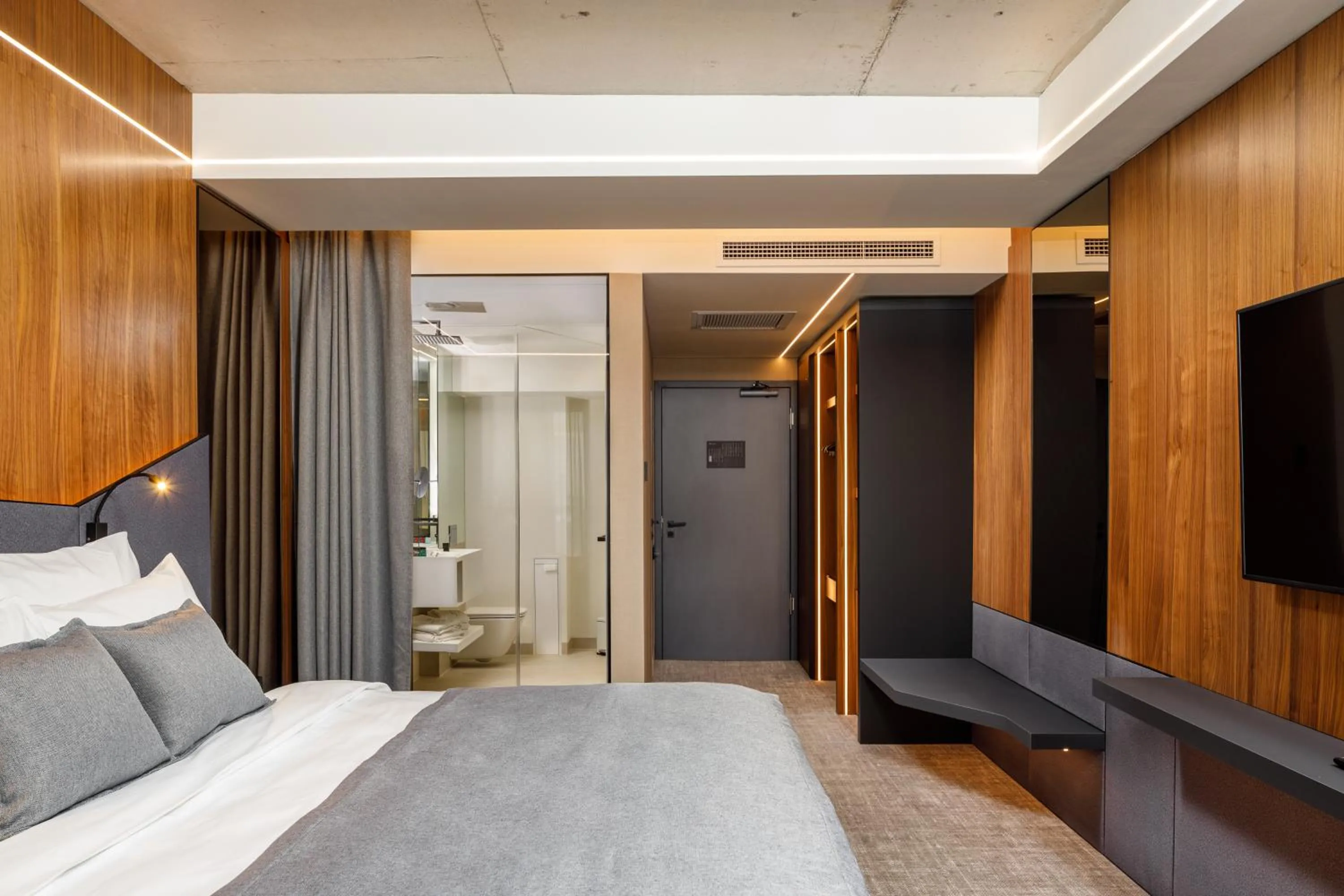 Shower, Bed in Qosmo Brasov Hotel