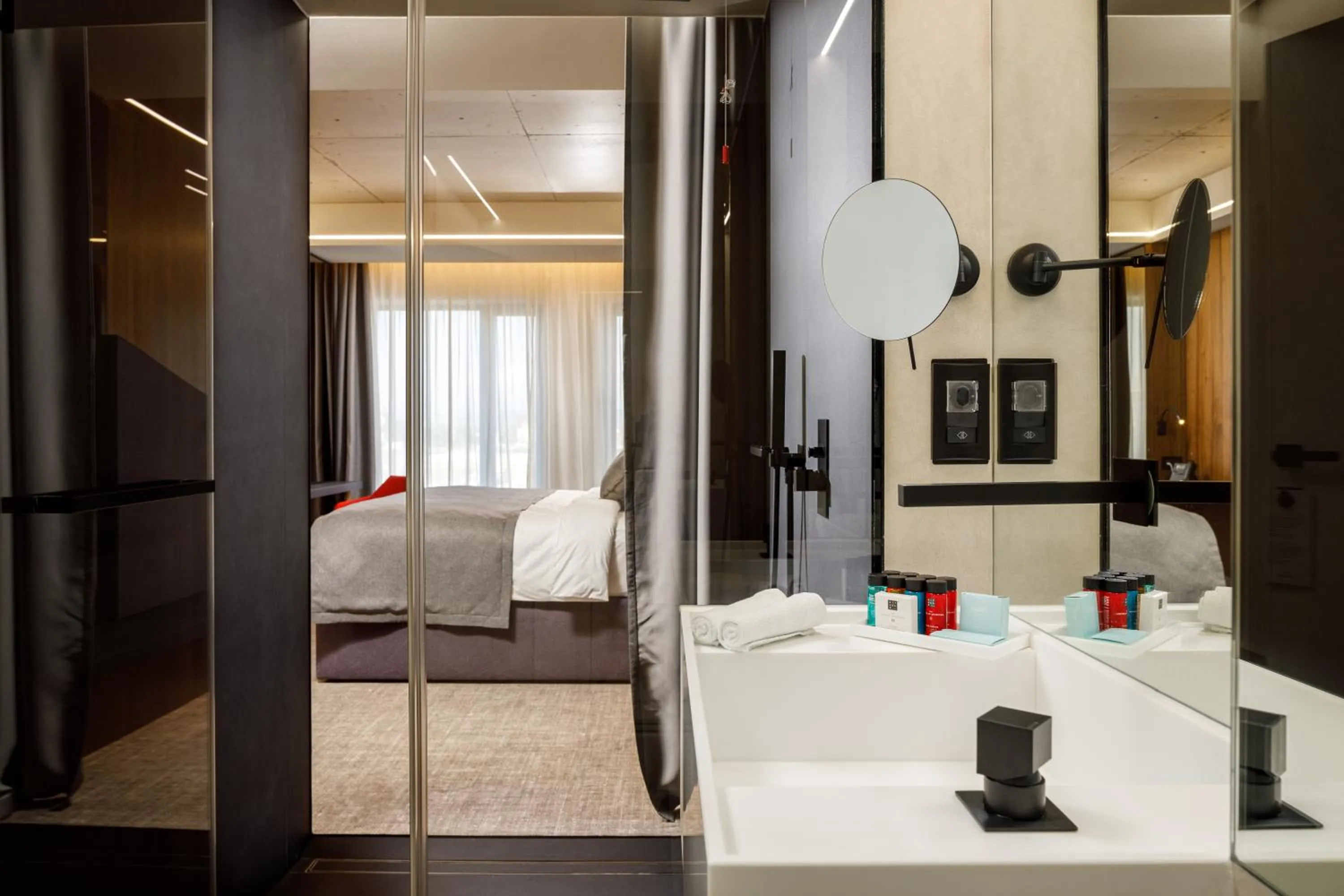 Shower, Bed in Qosmo Brasov Hotel