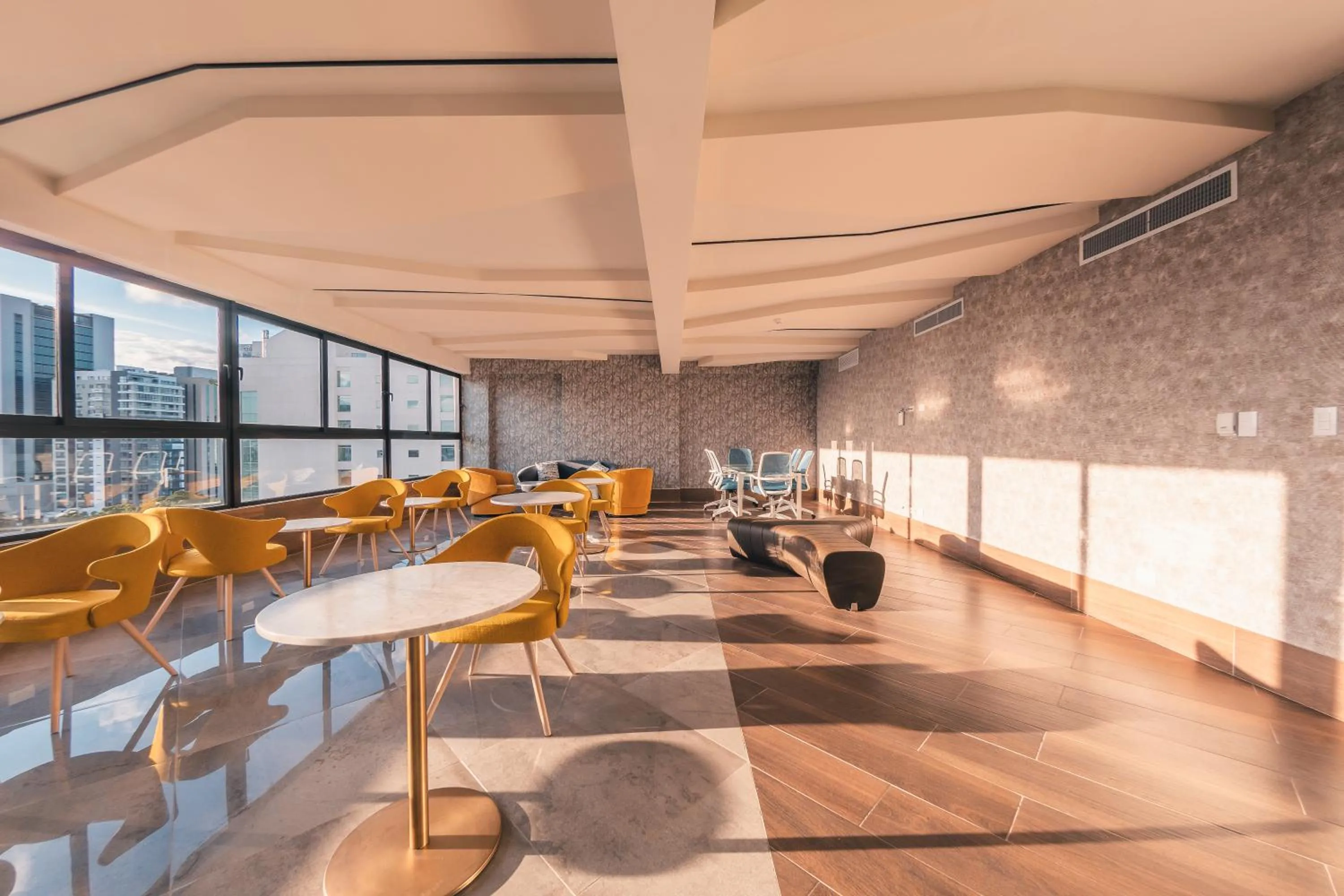 Restaurant/places to eat in Regatta Living Hotel By Mint