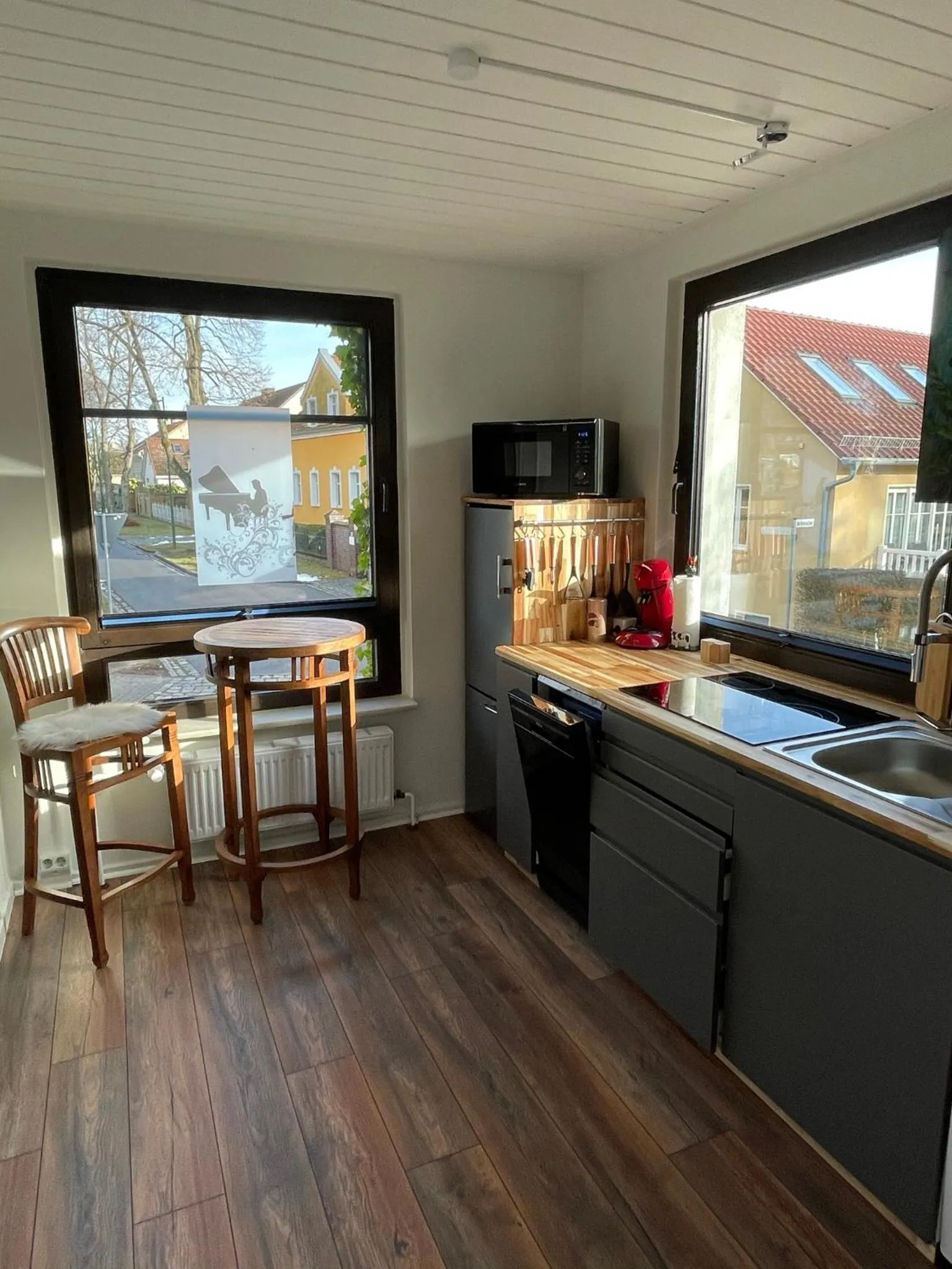 Kitchen or kitchenette in Appartement Seebadallee mit Wallbox für e-Autos