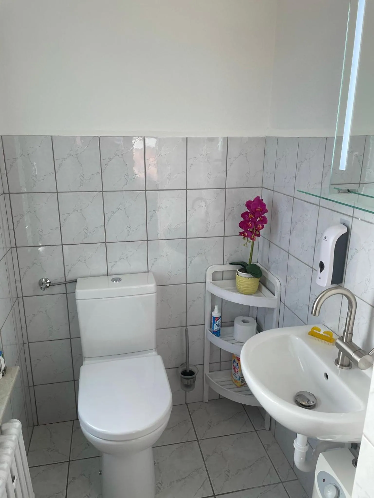 Toilet in Appartement Seebadallee mit Wallbox für e-Autos