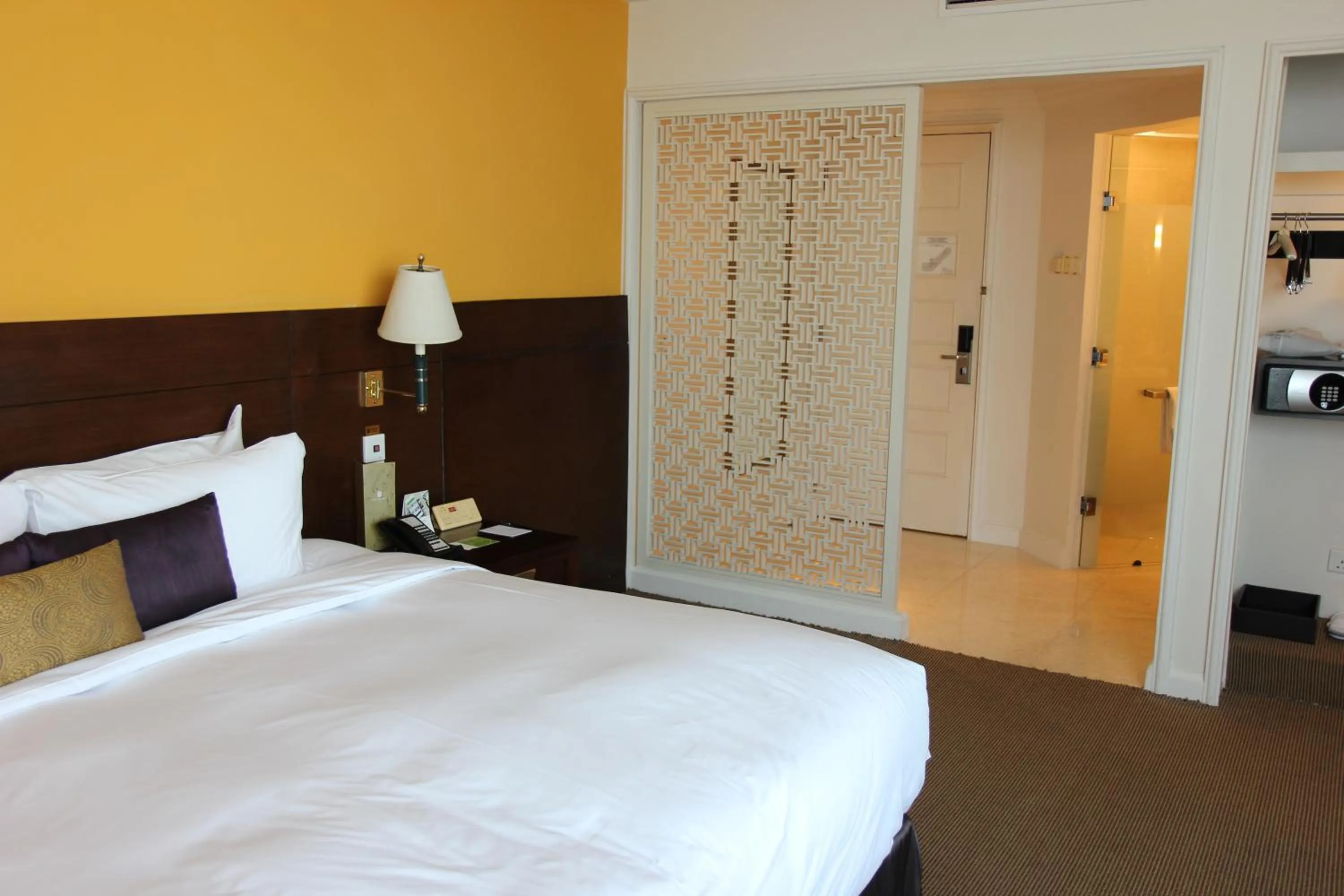 Facility for disabled guests, Bed in Pan Pacific Hanoi