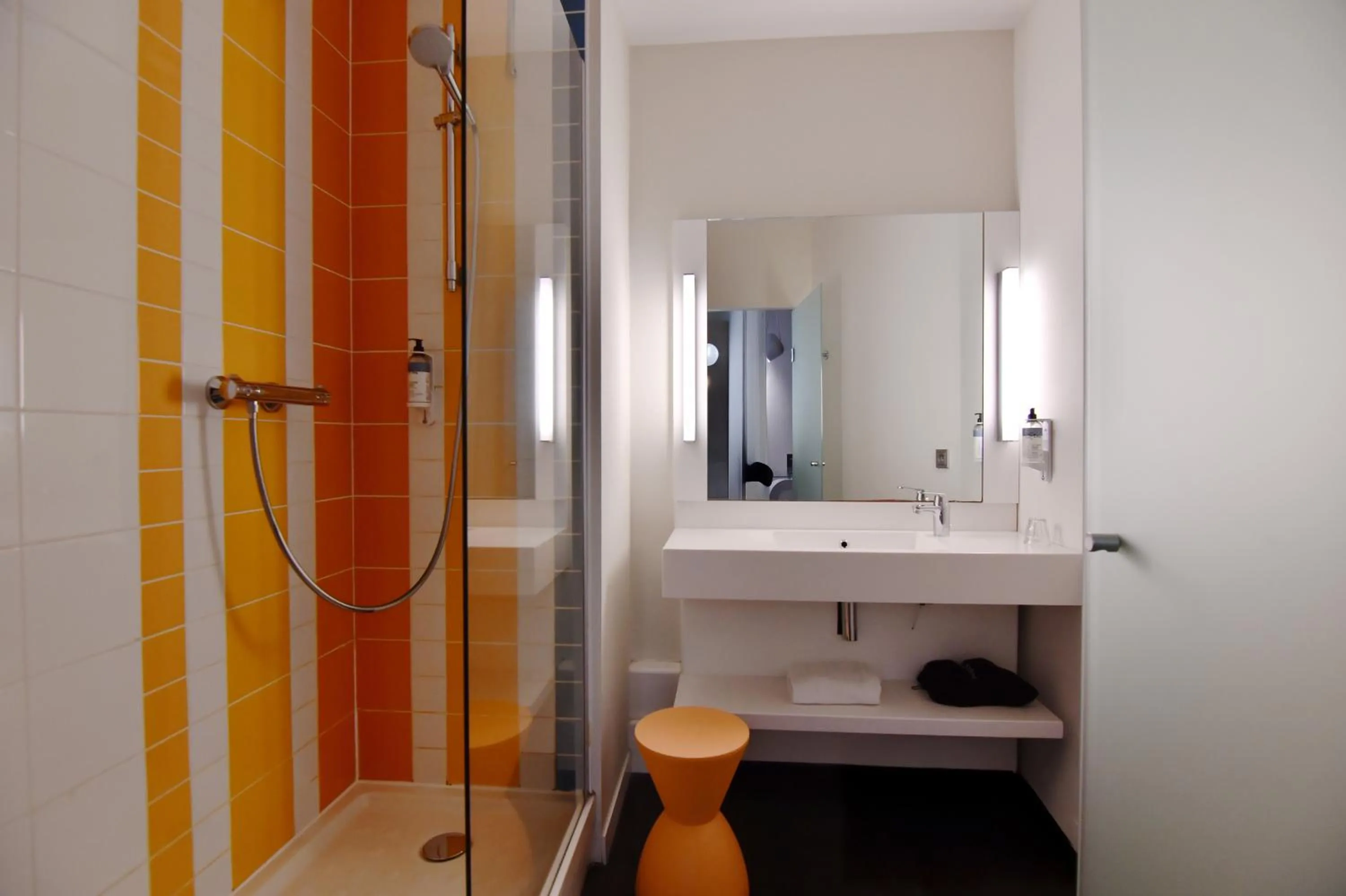 Bathroom in ibis Styles Brest Centre Port