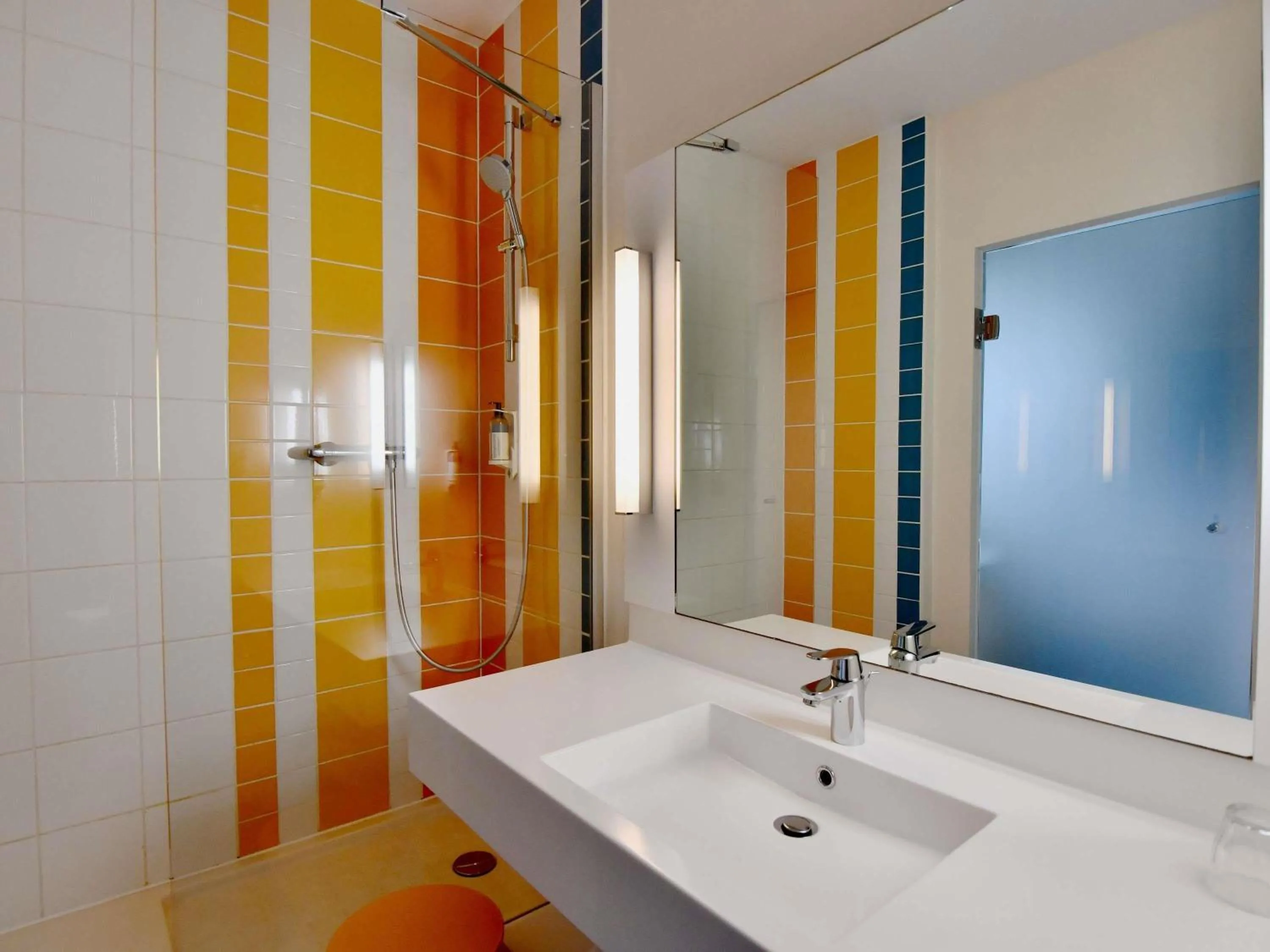 Bedroom in ibis Styles Brest Centre Port