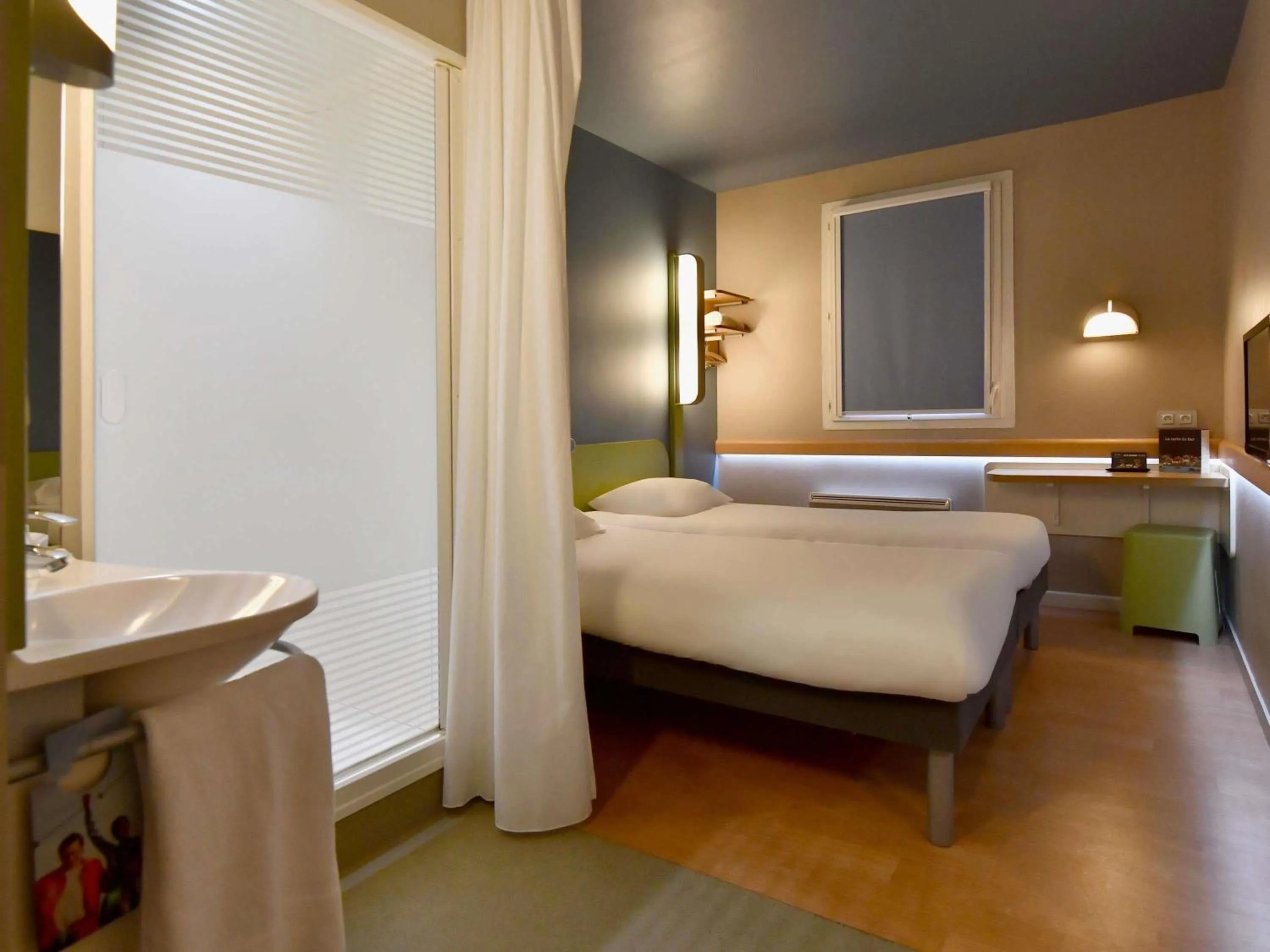 Bedroom, Bed in ibis budget Brest Centre Port