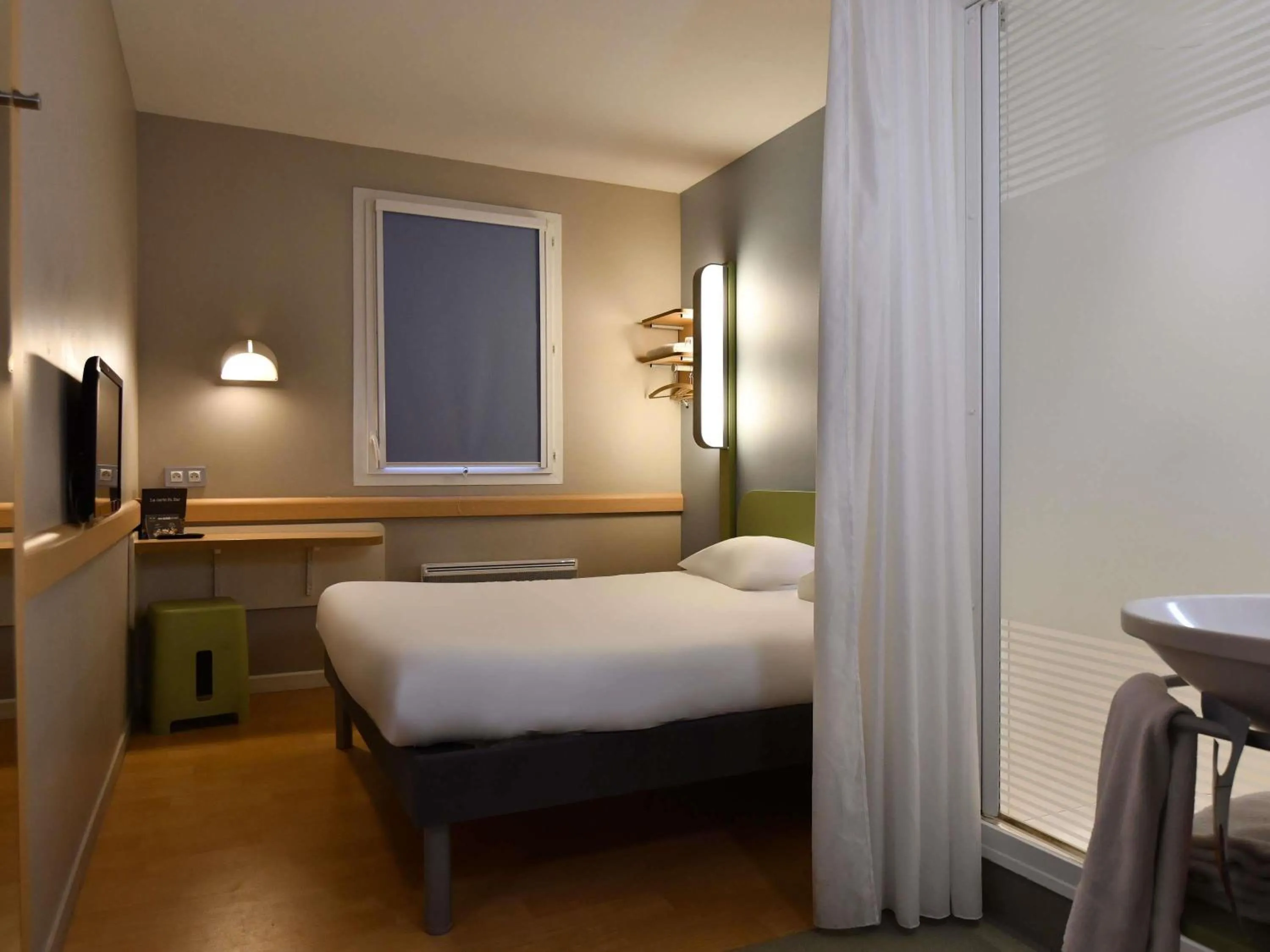 Bedroom, Bed in ibis budget Brest Centre Port