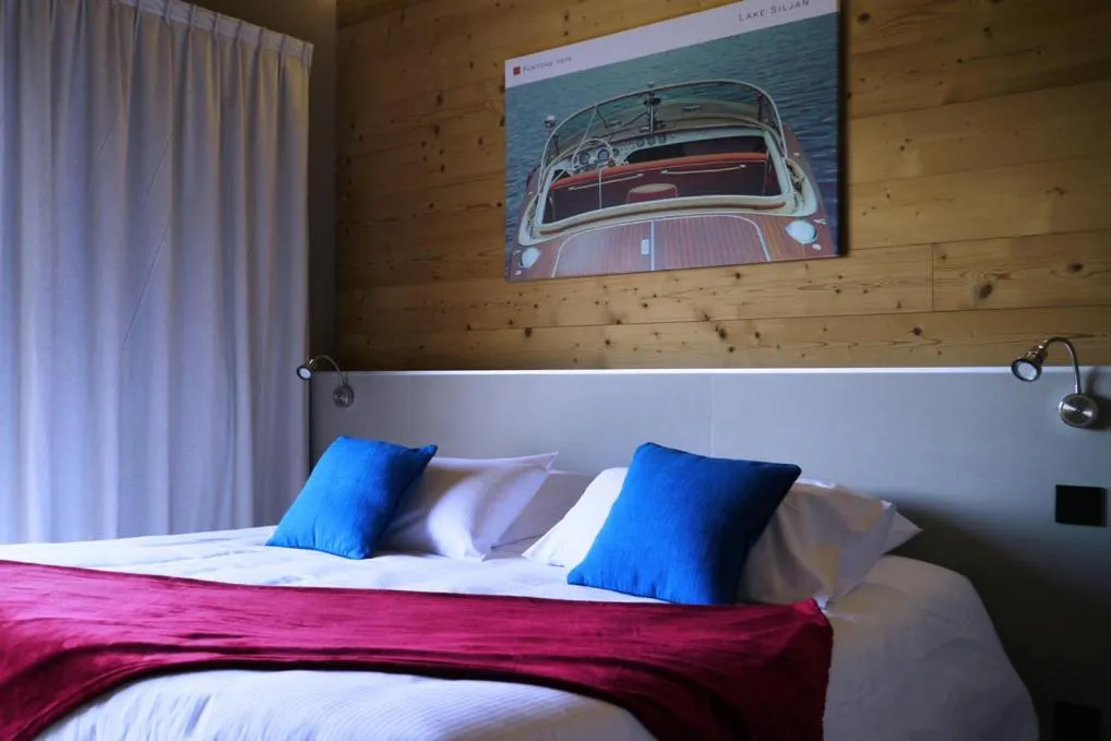 Bedroom, Bed in World Hotel