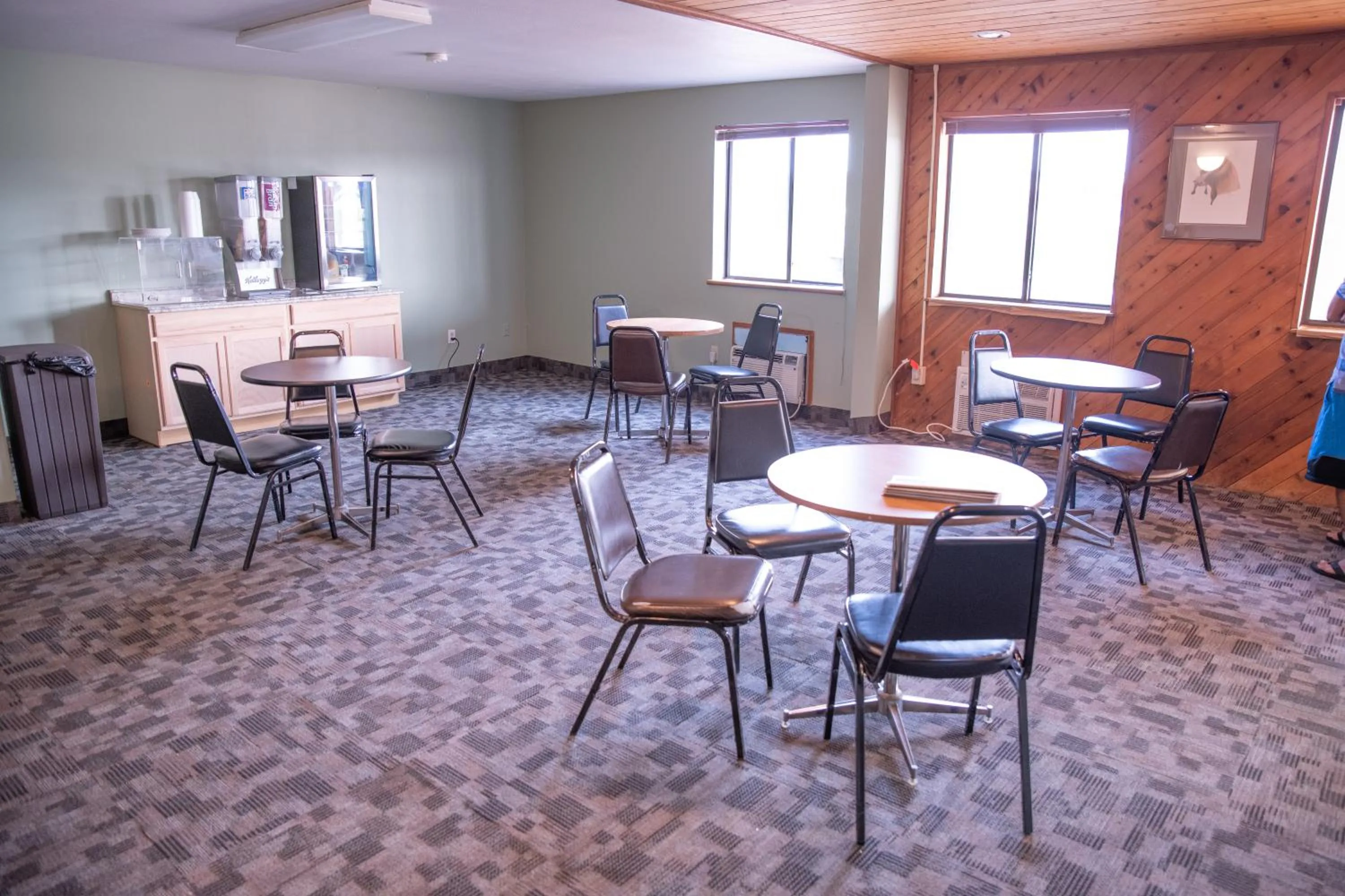 Restaurant/places to eat in Wagner Lakeside Motel