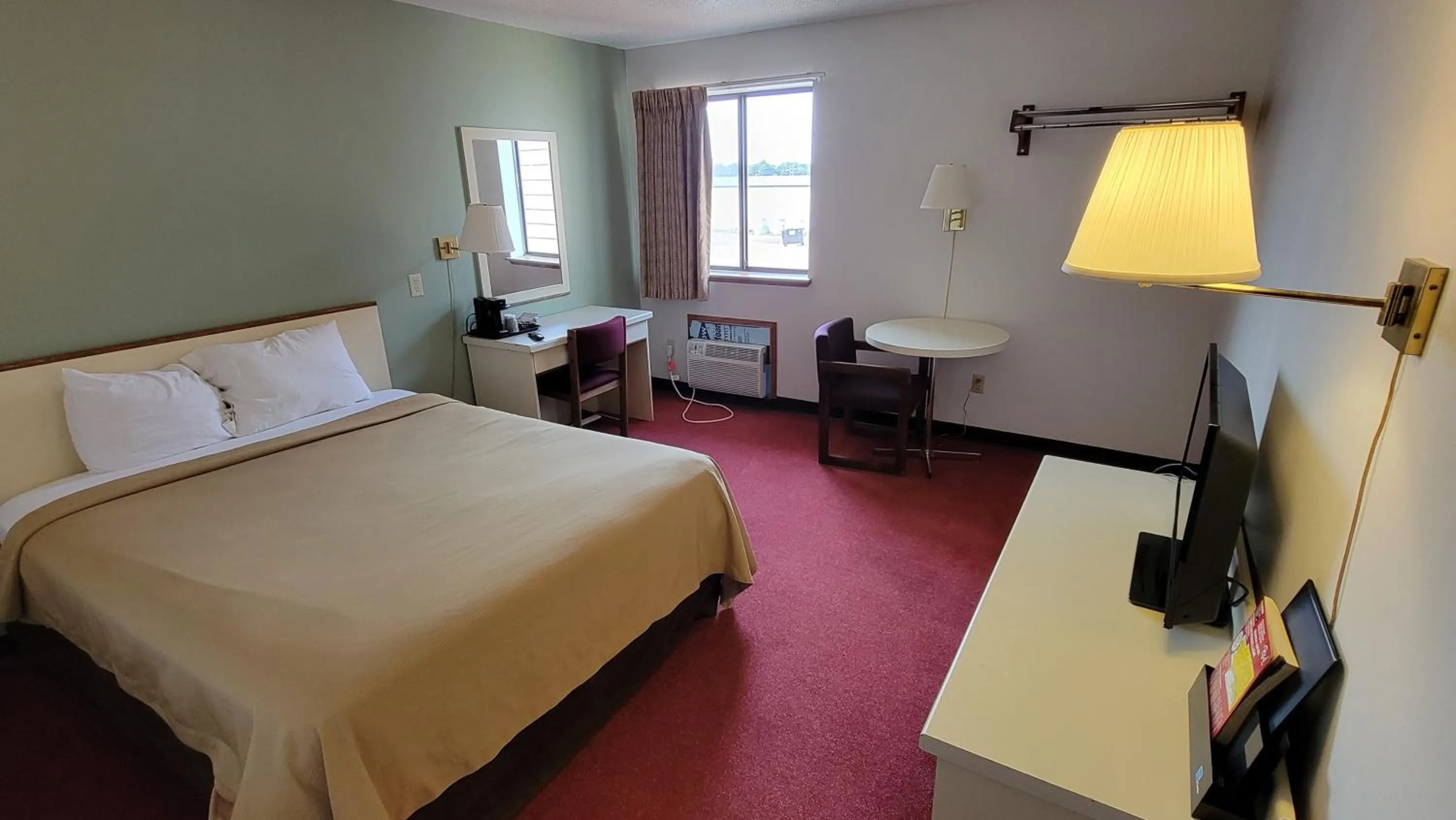 Bed in Wagner Lakeside Motel