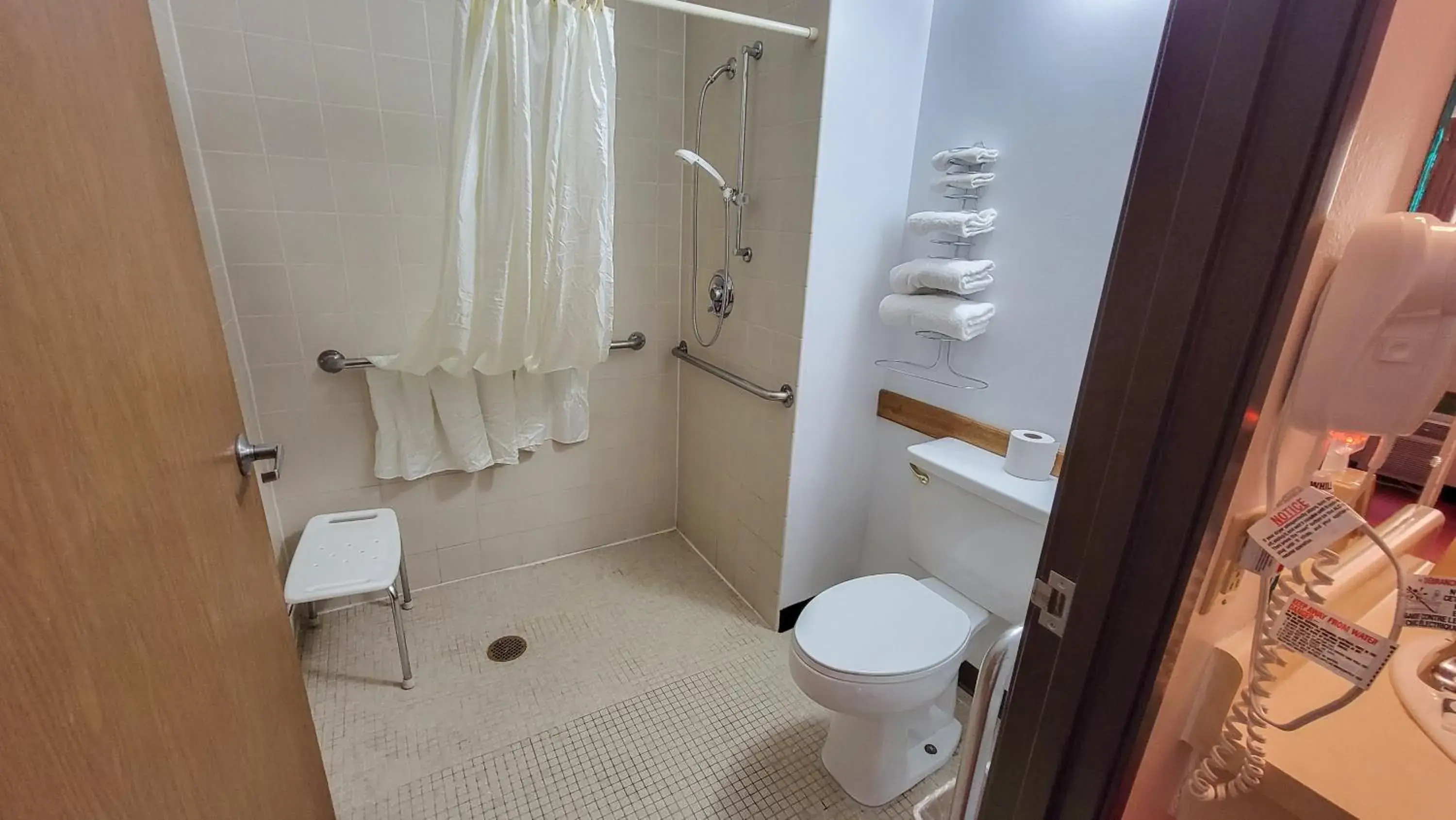 Double Room - Disability Access in Wagner Lakeside Motel Double Room - Disability Access in Wagner Lakeside Motel