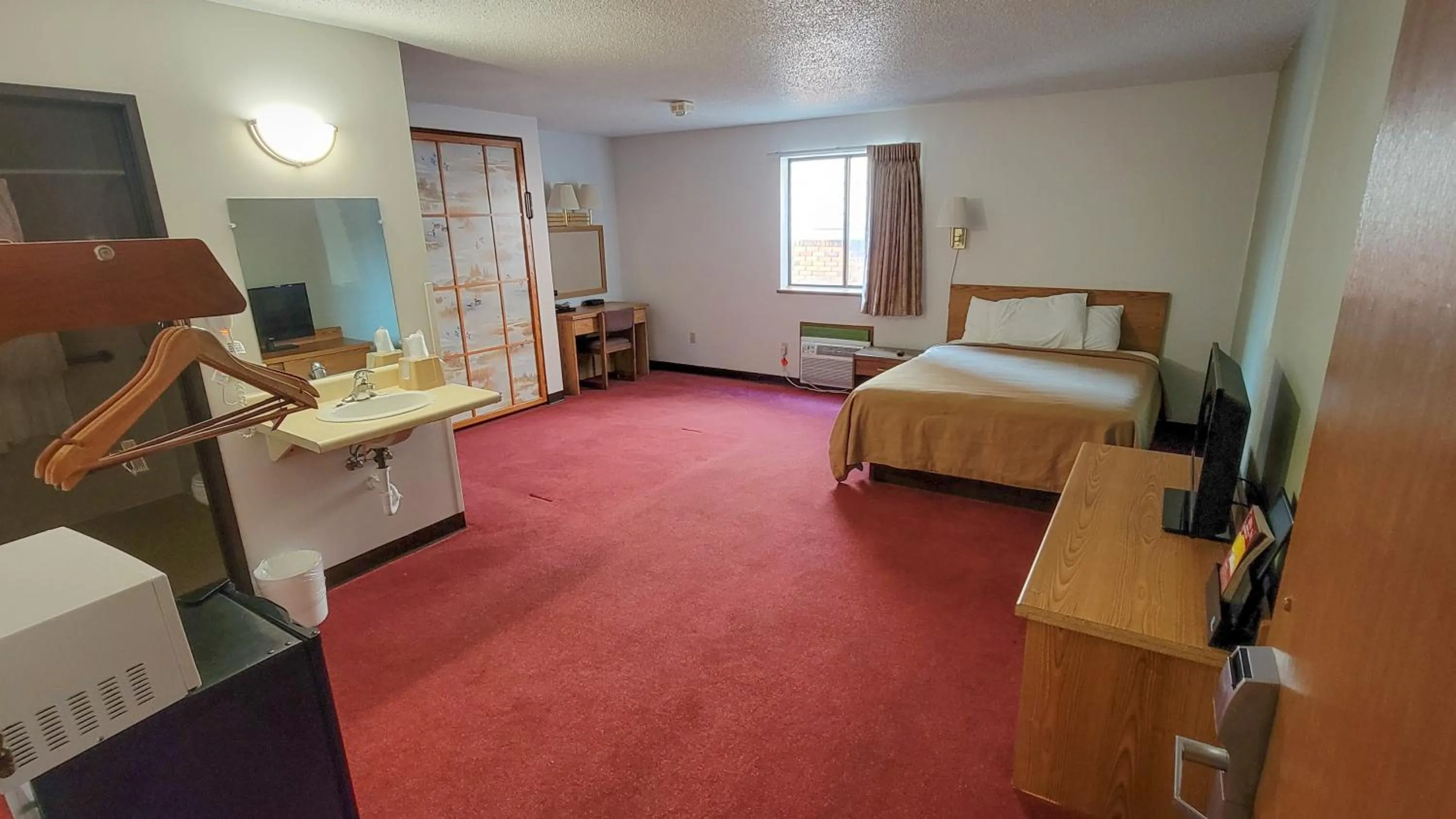 Bed in Wagner Lakeside Motel