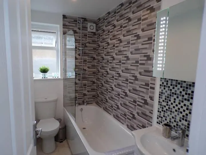 Bathroom in City Beach AirBnB Southend on Sea,
