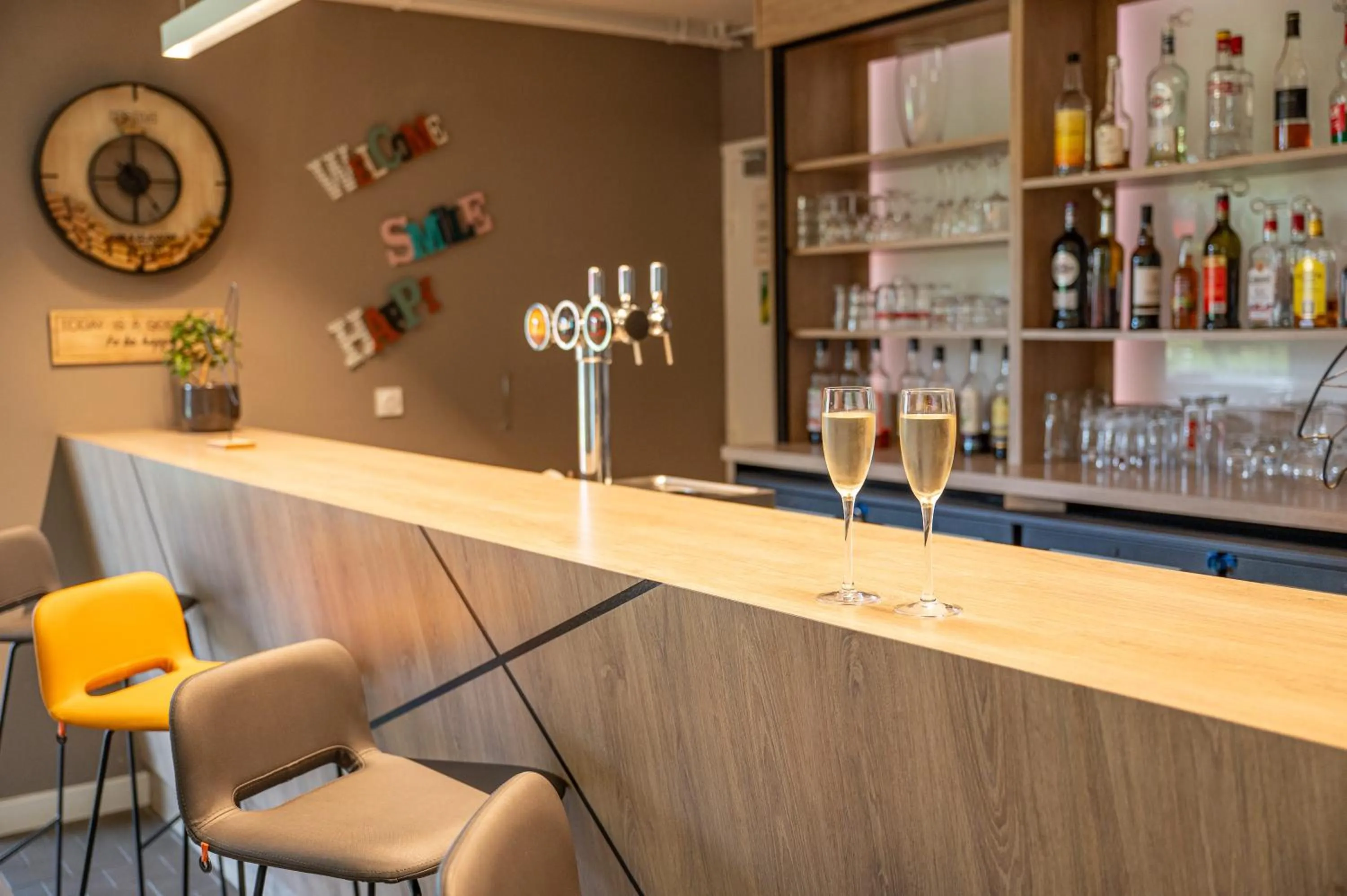 Lounge or bar in Hôtel Lac d'Orient