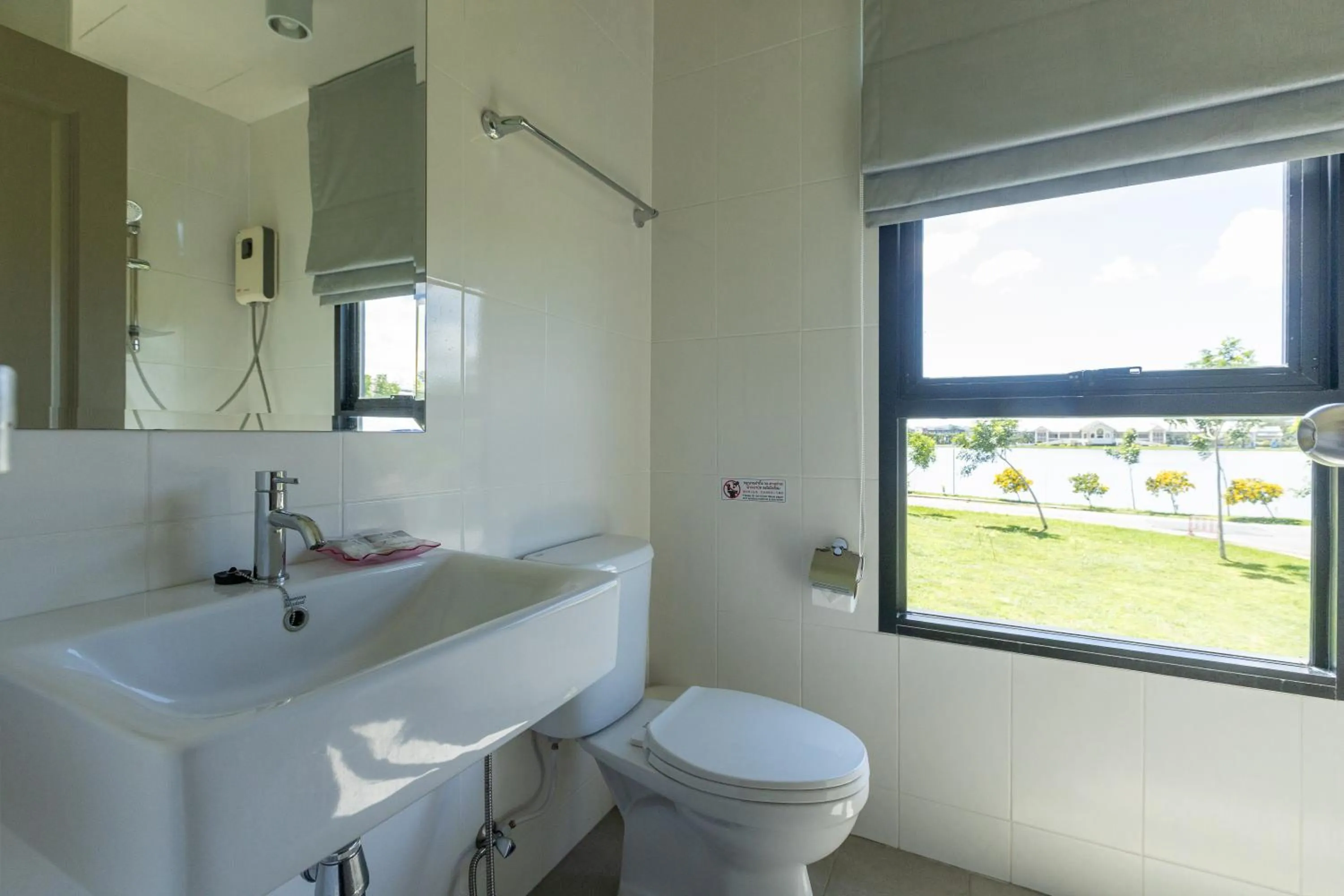 Toilet in Ang Pao Hotel Phuket