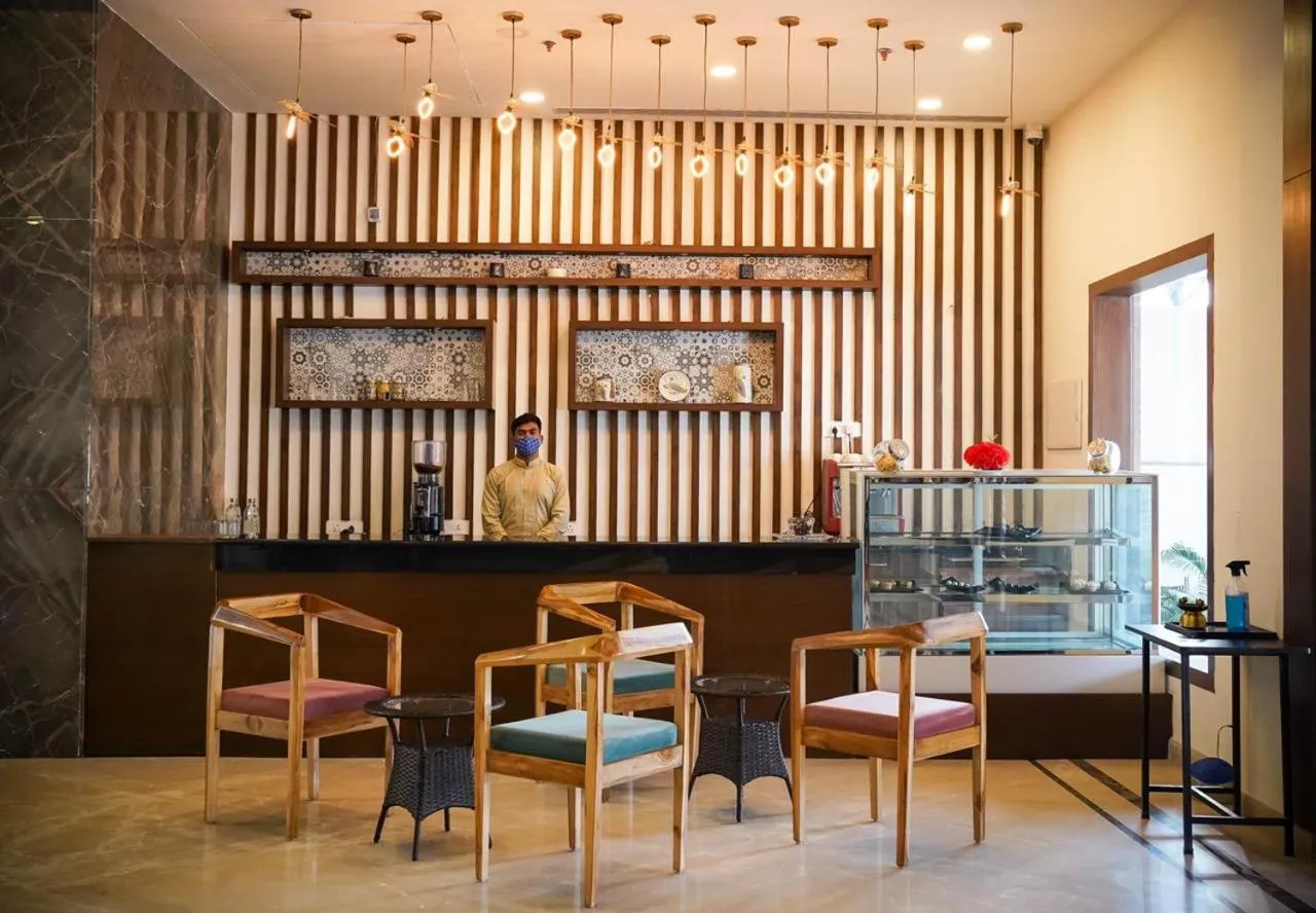 Restaurant/places to eat in Hotel Le Amritam