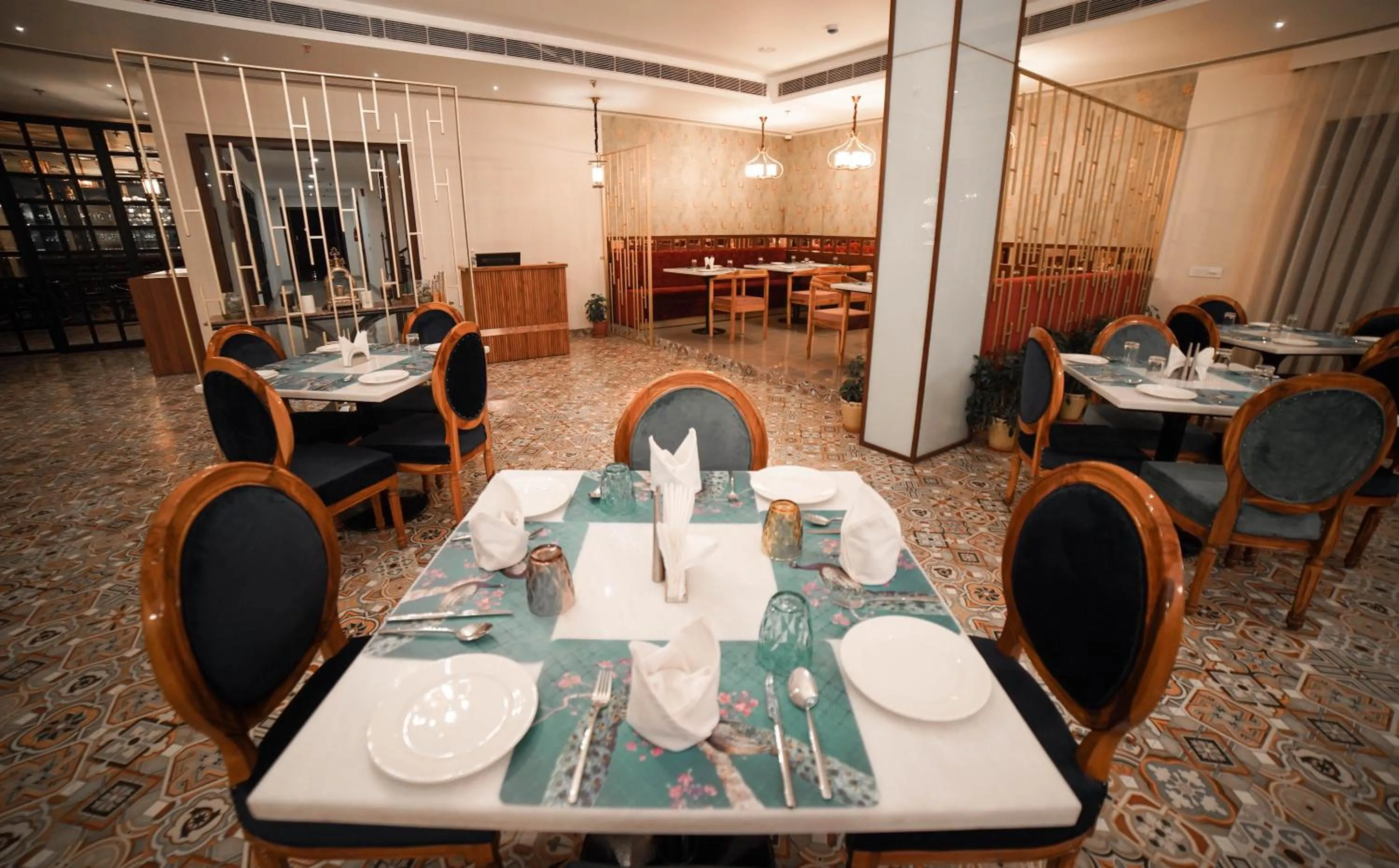 Restaurant/places to eat in Hotel Le Amritam