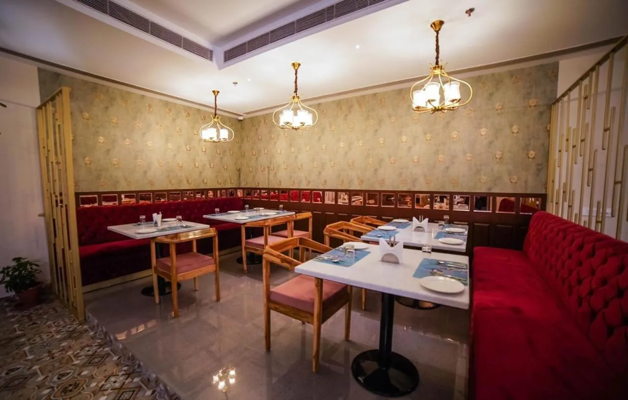 Restaurant/places to eat in Hotel Le Amritam