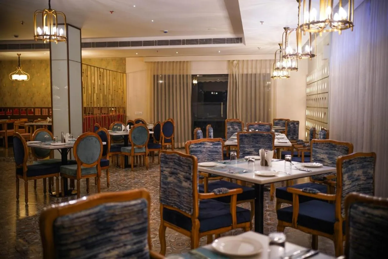 Restaurant/places to eat in Hotel Le Amritam