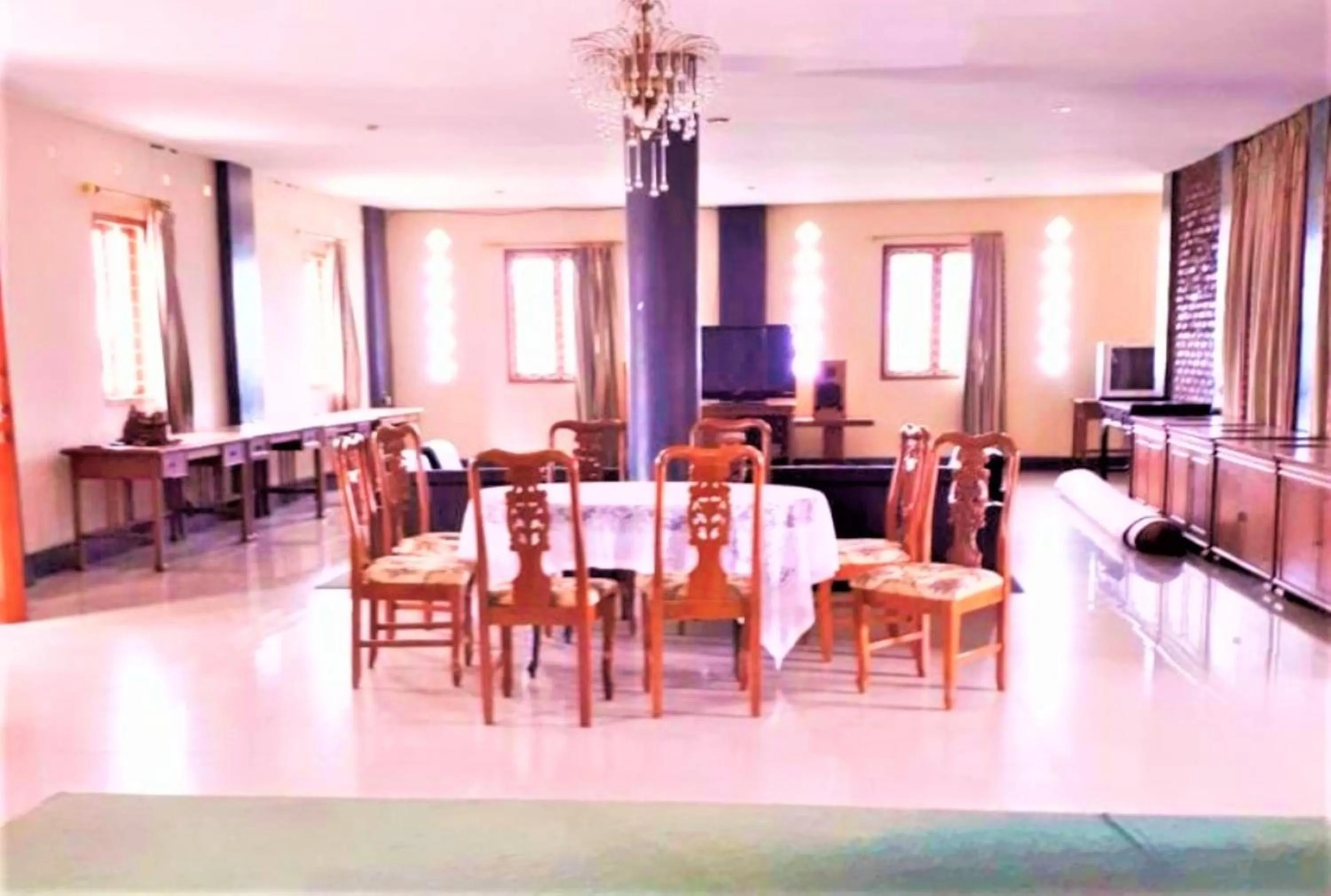 Communal lounge/ TV room in Villa Orange Lembang Pengkolan